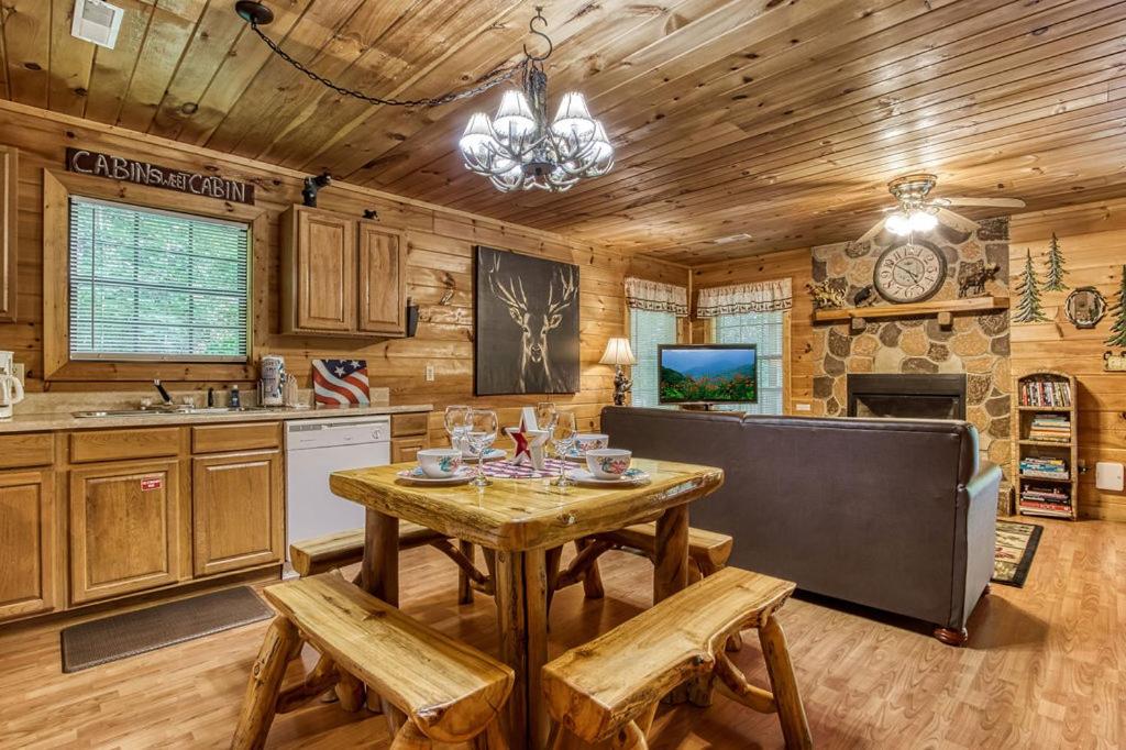 American Spirit, Free Tickets, Hot Tub, WIFI, Cozy Cabin Retreat in the Smokies Comfort & Fun!