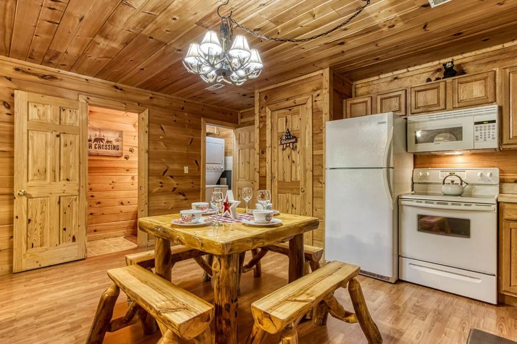 American Spirit, Free Tickets, Hot Tub, WIFI, Cozy Cabin Retreat in the Smokies Comfort & Fun!