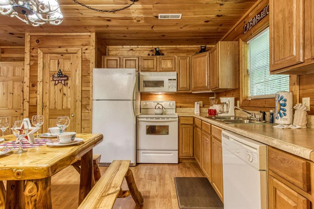 American Spirit, Free Tickets, Hot Tub, WIFI, Cozy Cabin Retreat in the Smokies Comfort & Fun!