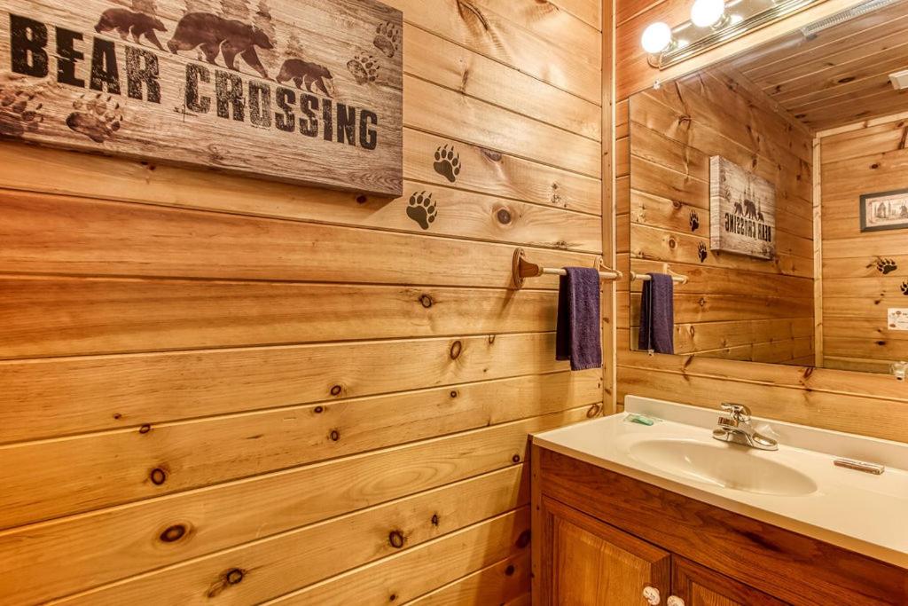 American Spirit, Free Tickets, Hot Tub, WIFI, Cozy Cabin Retreat in the Smokies Comfort & Fun!