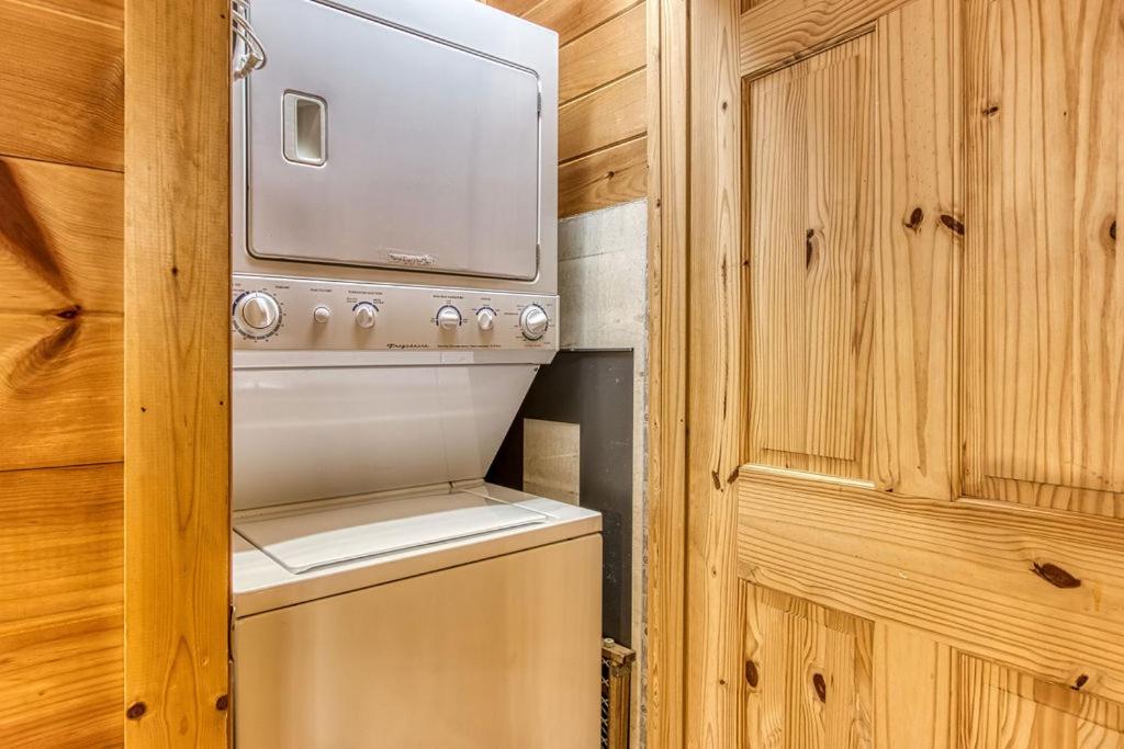 American Spirit, Free Tickets, Hot Tub, WIFI, Cozy Cabin Retreat in the Smokies Comfort & Fun!