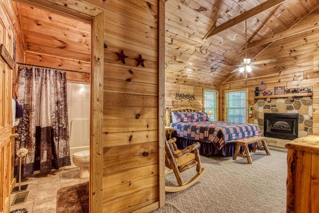 American Spirit, Free Tickets, Hot Tub, WIFI, Cozy Cabin Retreat in the Smokies Comfort & Fun!