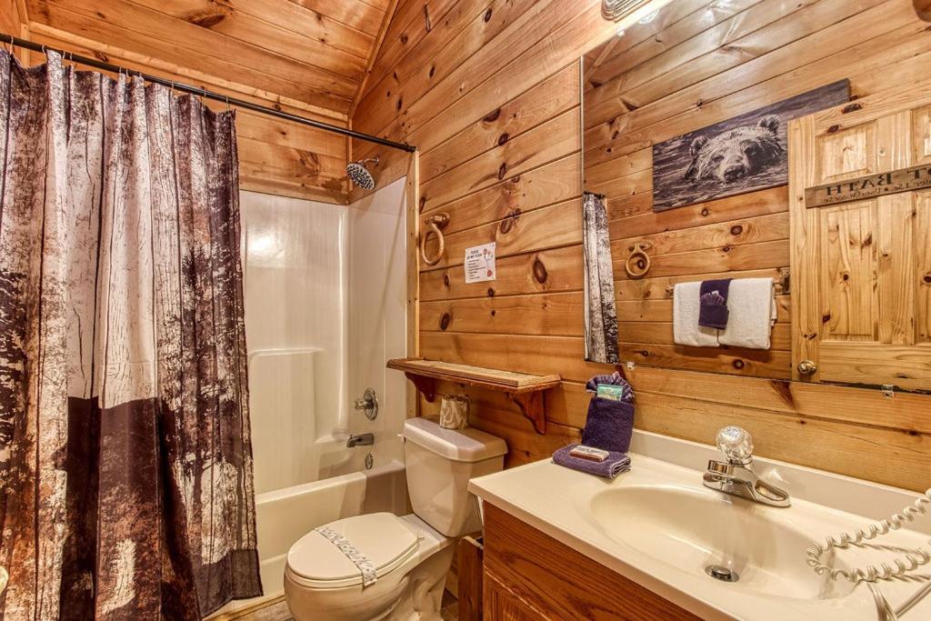 American Spirit, Free Tickets, Hot Tub, WIFI, Cozy Cabin Retreat in the Smokies Comfort & Fun!