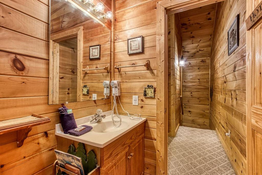 American Spirit, Free Tickets, Hot Tub, WIFI, Cozy Cabin Retreat in the Smokies Comfort & Fun!