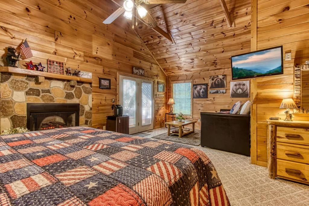 American Spirit, Free Tickets, Hot Tub, WIFI, Cozy Cabin Retreat in the Smokies Comfort & Fun!
