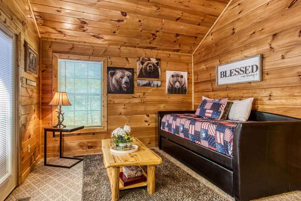 American Spirit, Free Tickets, Hot Tub, WIFI, Cozy Cabin Retreat in the Smokies Comfort & Fun!