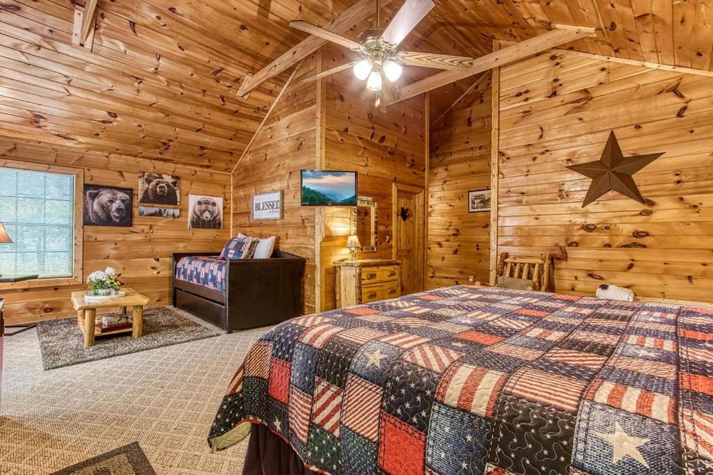 American Spirit, Free Tickets, Hot Tub, WIFI, Cozy Cabin Retreat in the Smokies Comfort & Fun!