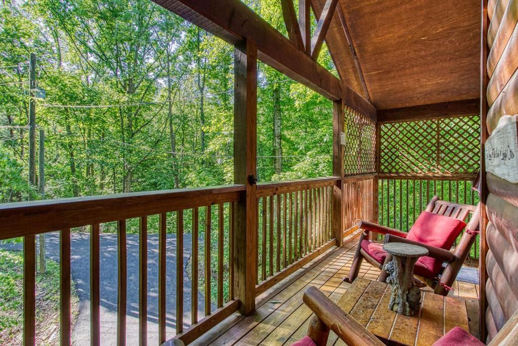 American Spirit, Free Tickets, Hot Tub, WIFI, Cozy Cabin Retreat in the Smokies Comfort & Fun!