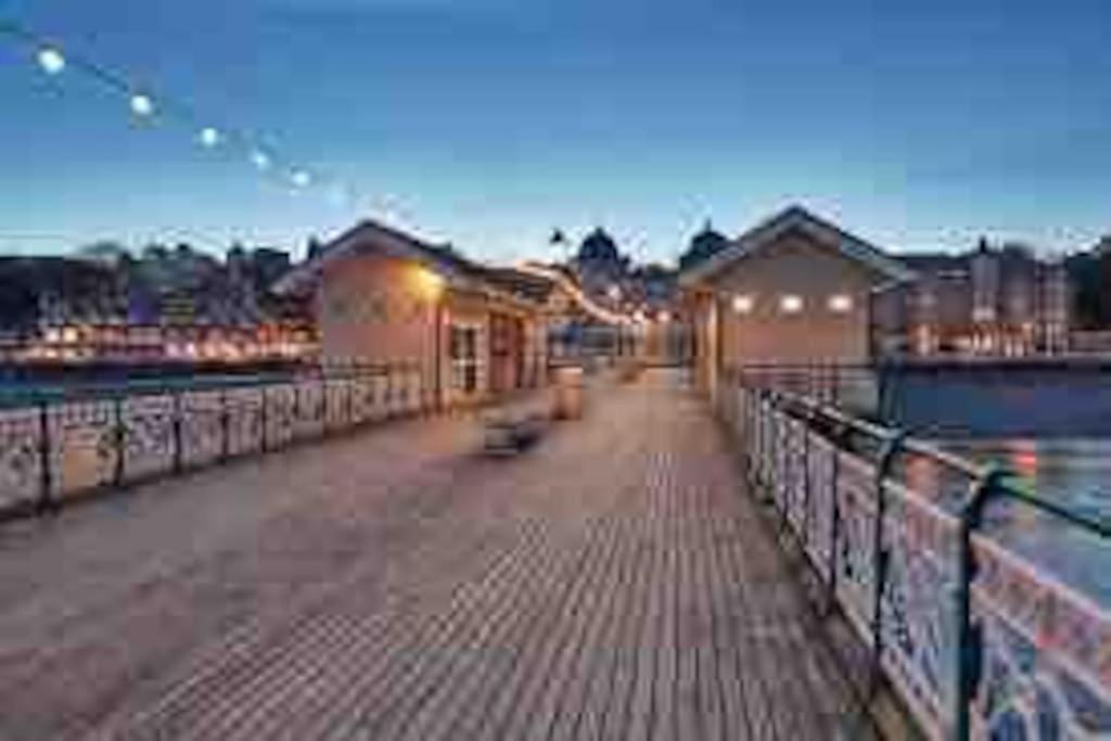 The Little Lodge - seaside town of Penarth nr Cardiff view 3