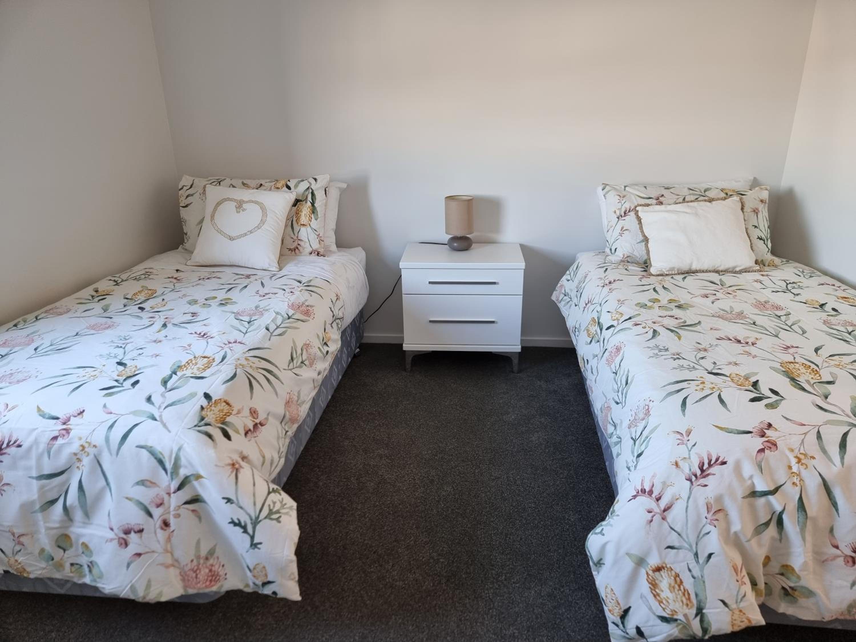 Addington townhouse with carpark 8mins walk to Hagley park south