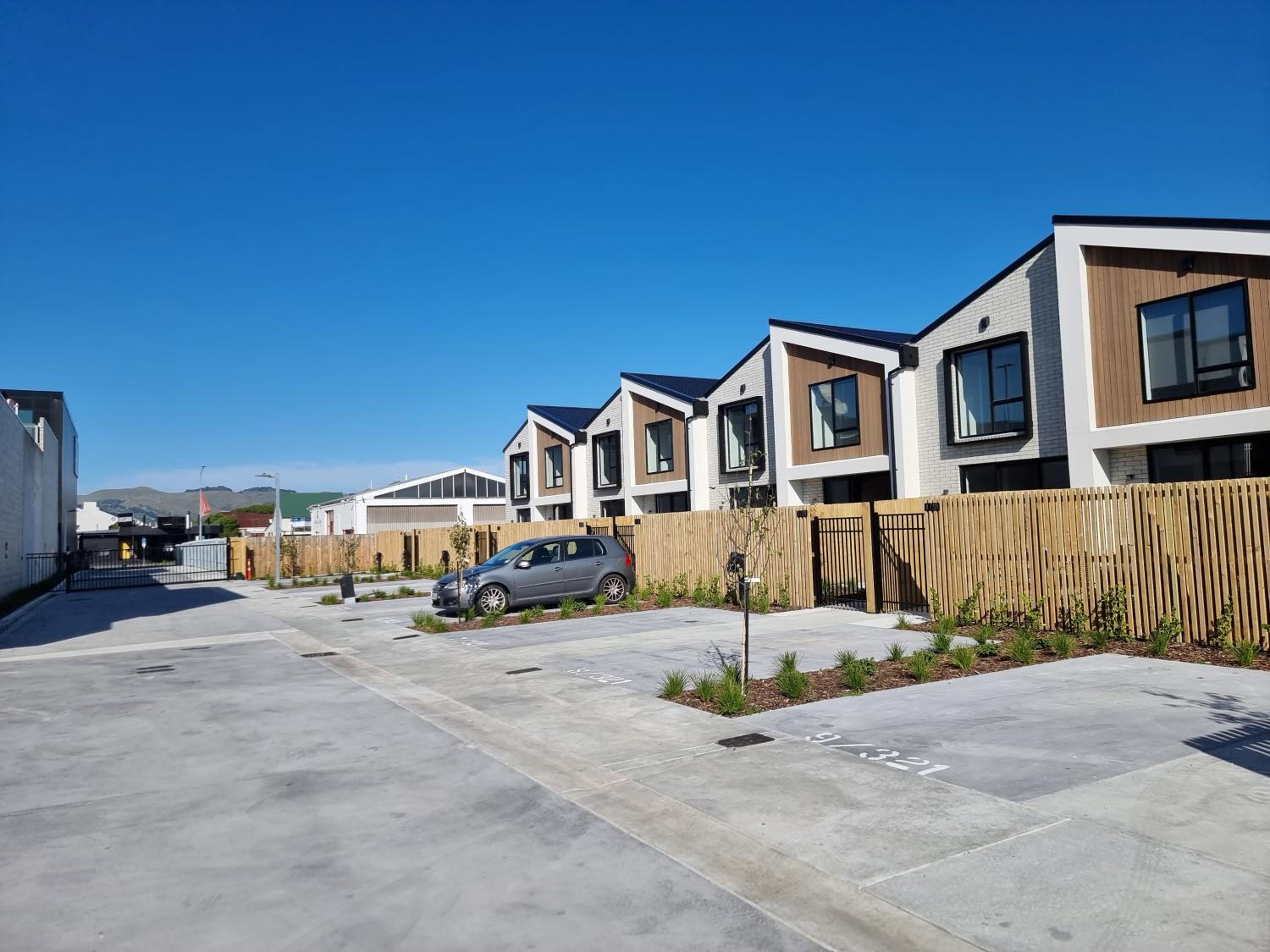 Addington townhouse with carpark 8mins walk to Hagley park south