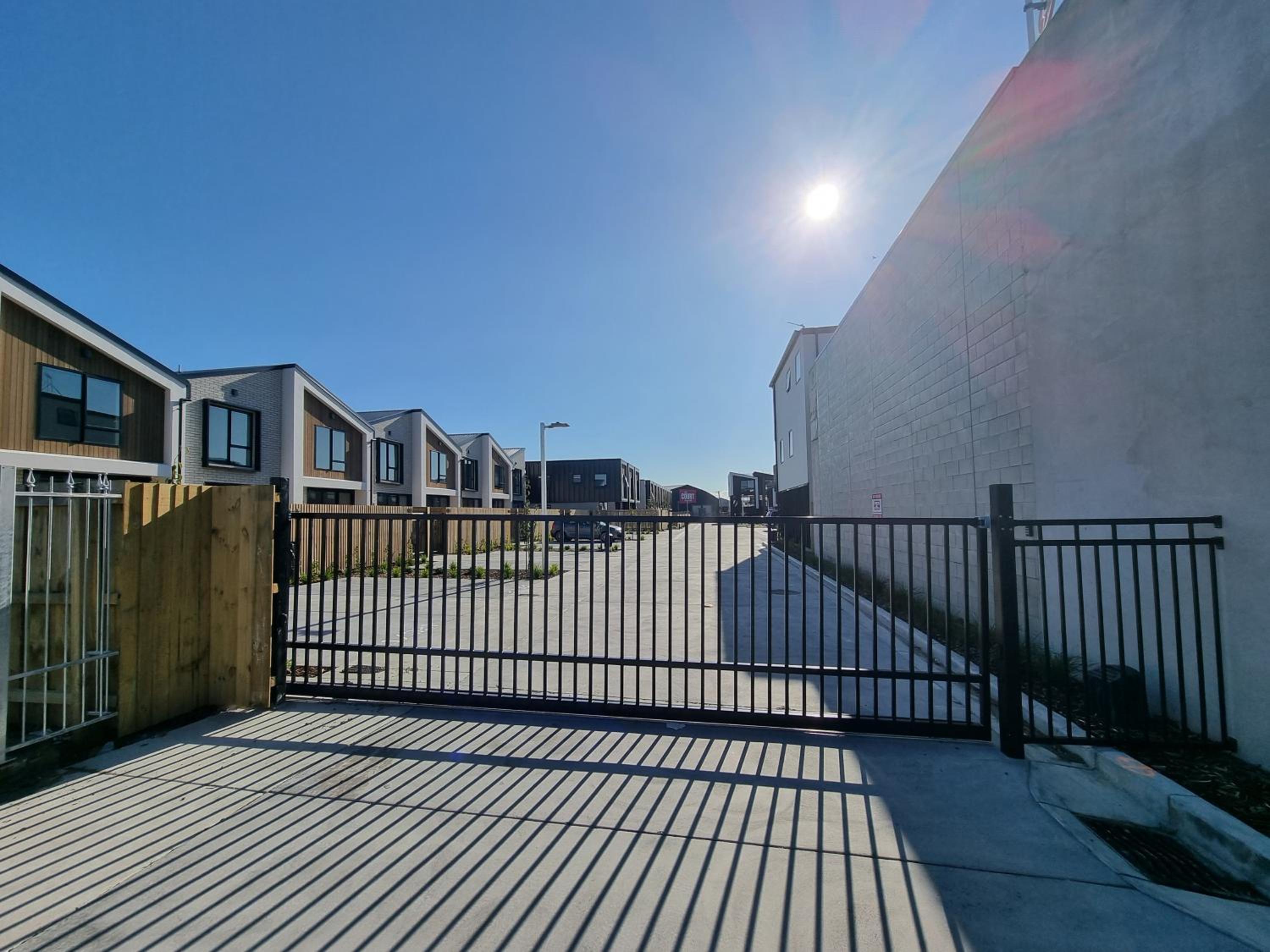 Addington townhouse with carpark 8mins walk to Hagley park south