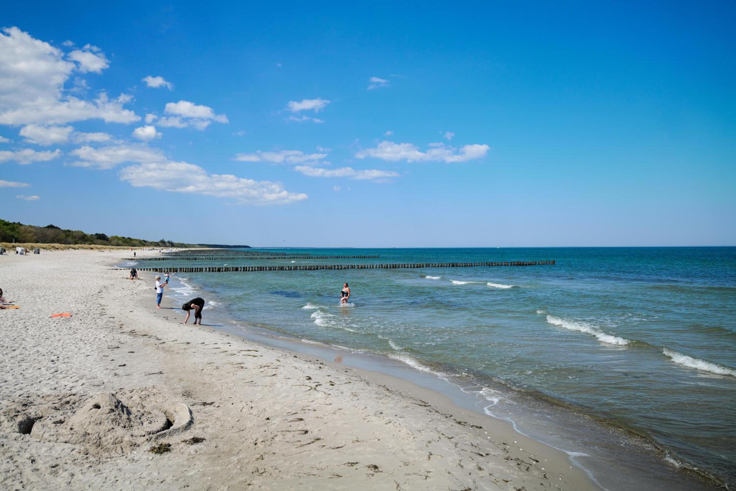 Ferienwohnung Meerfarbig Zingst - HAUSTIERFREI -Balkon - Glasfaser - Parkplatz - Fahrradschuppen - zentral&ruhig - E-Ladesäule - Waschtrockner - Nichtrauch