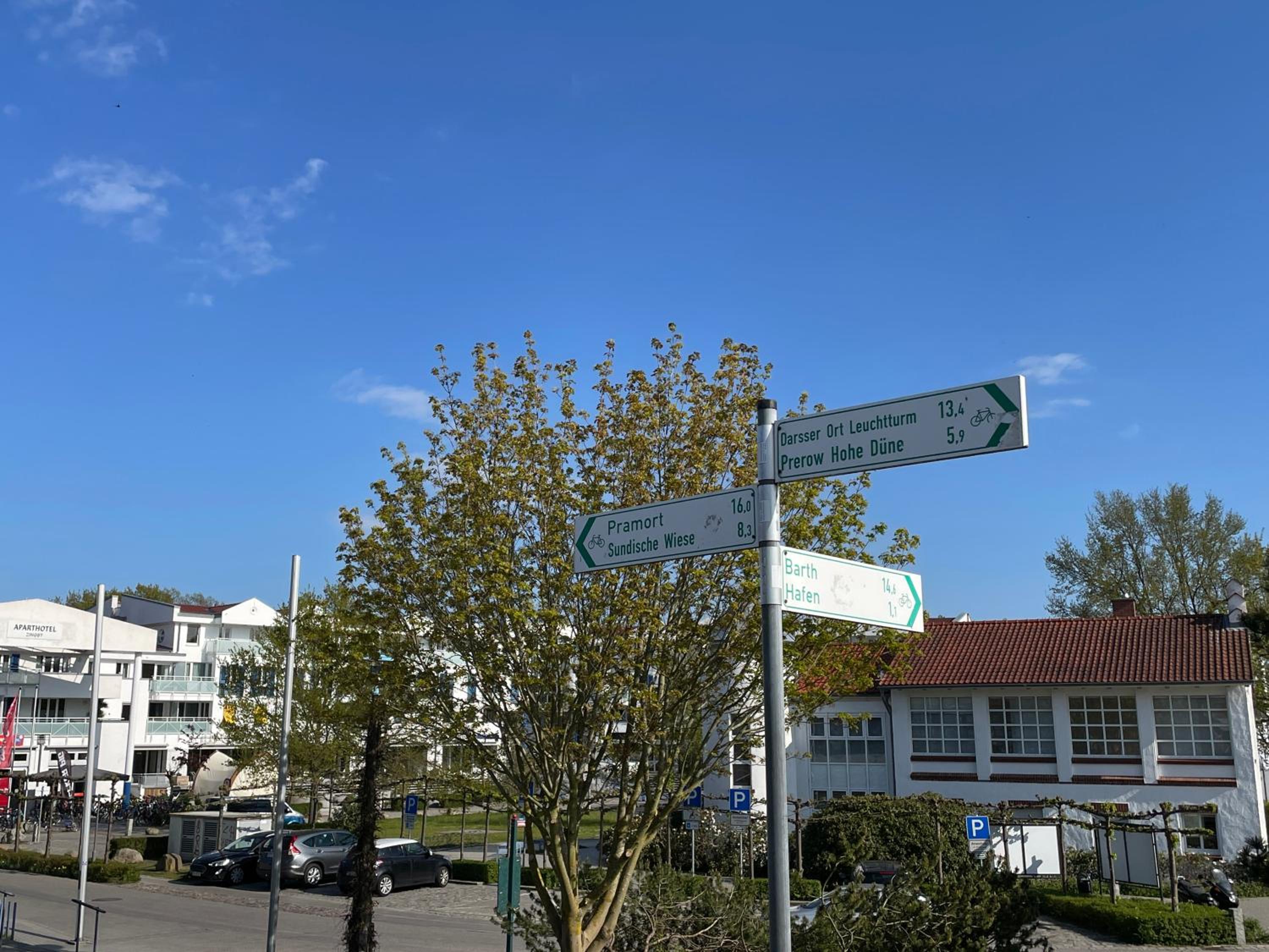 Ferienwohnung Meerfarbig Zingst - HAUSTIERFREI -Balkon - Glasfaser - Parkplatz - Fahrradschuppen - zentral&ruhig - E-Ladesäule - Waschtrockner - Nichtrauch