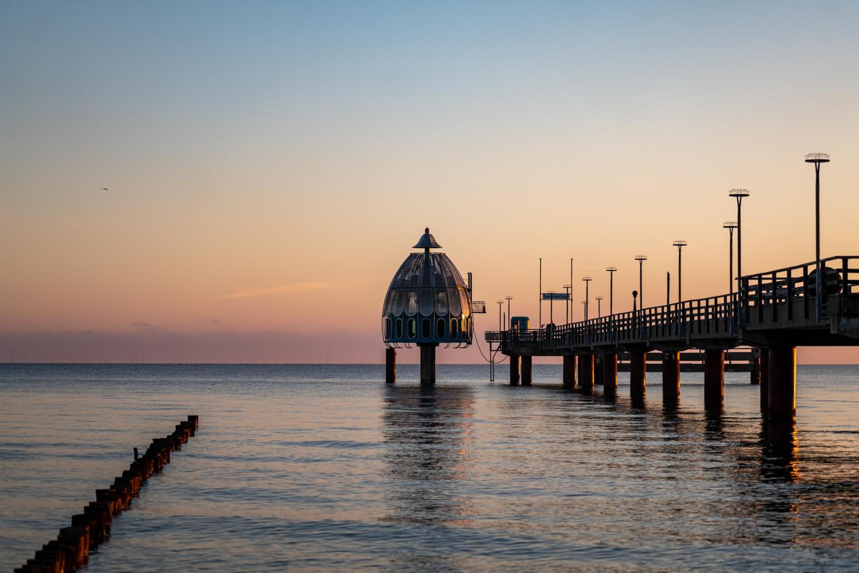 Ferienwohnung Meerfarbig Zingst - HAUSTIERFREI -Balkon - Glasfaser - Parkplatz - Fahrradschuppen - zentral&ruhig - E-Ladesäule - Waschtrockner - Nichtrauch