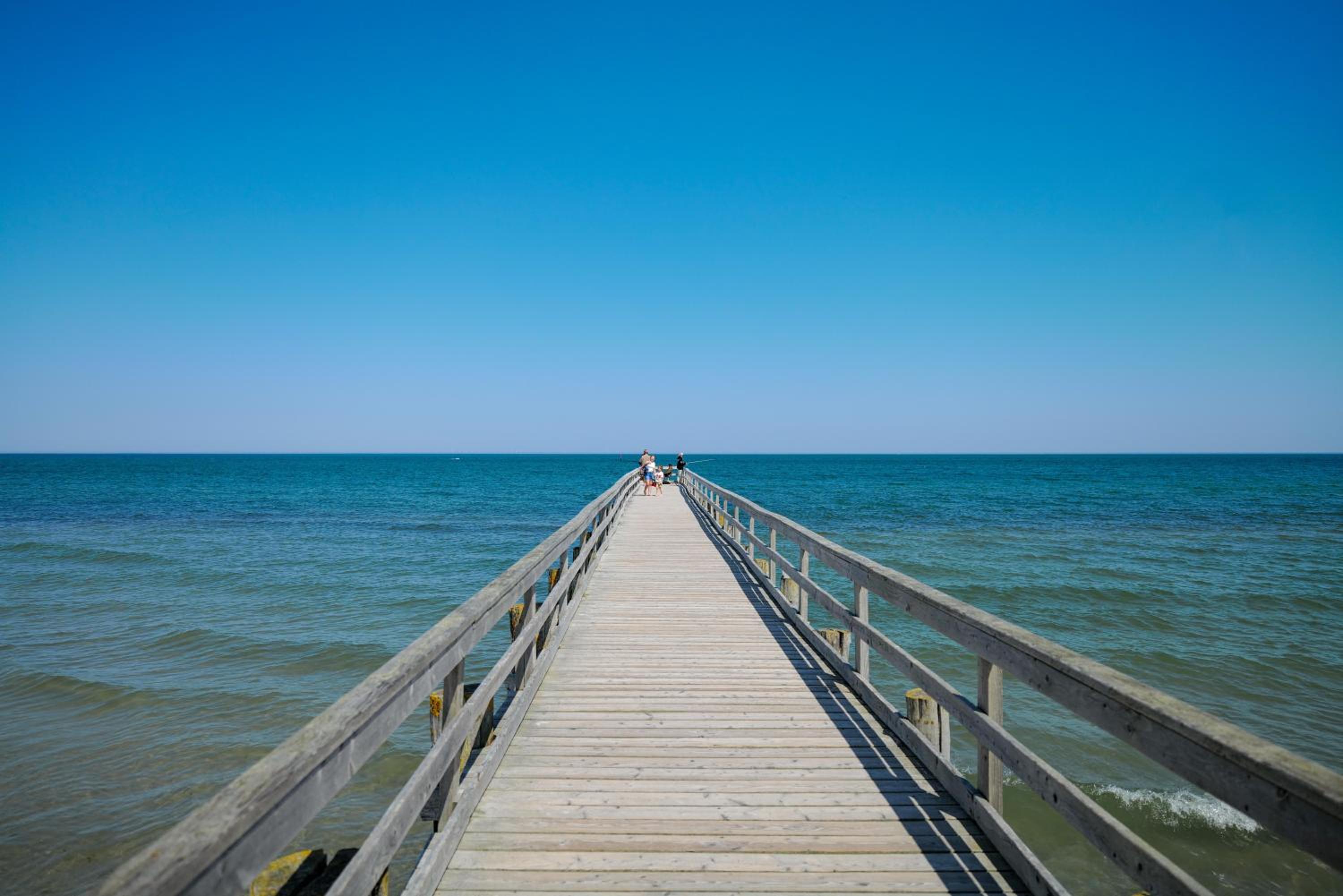 Ferienwohnung Meerfarbig Zingst - HAUSTIERFREI -Balkon - Glasfaser - Parkplatz - Fahrradschuppen - zentral&ruhig - E-Ladesäule - Waschtrockner - Nichtrauch
