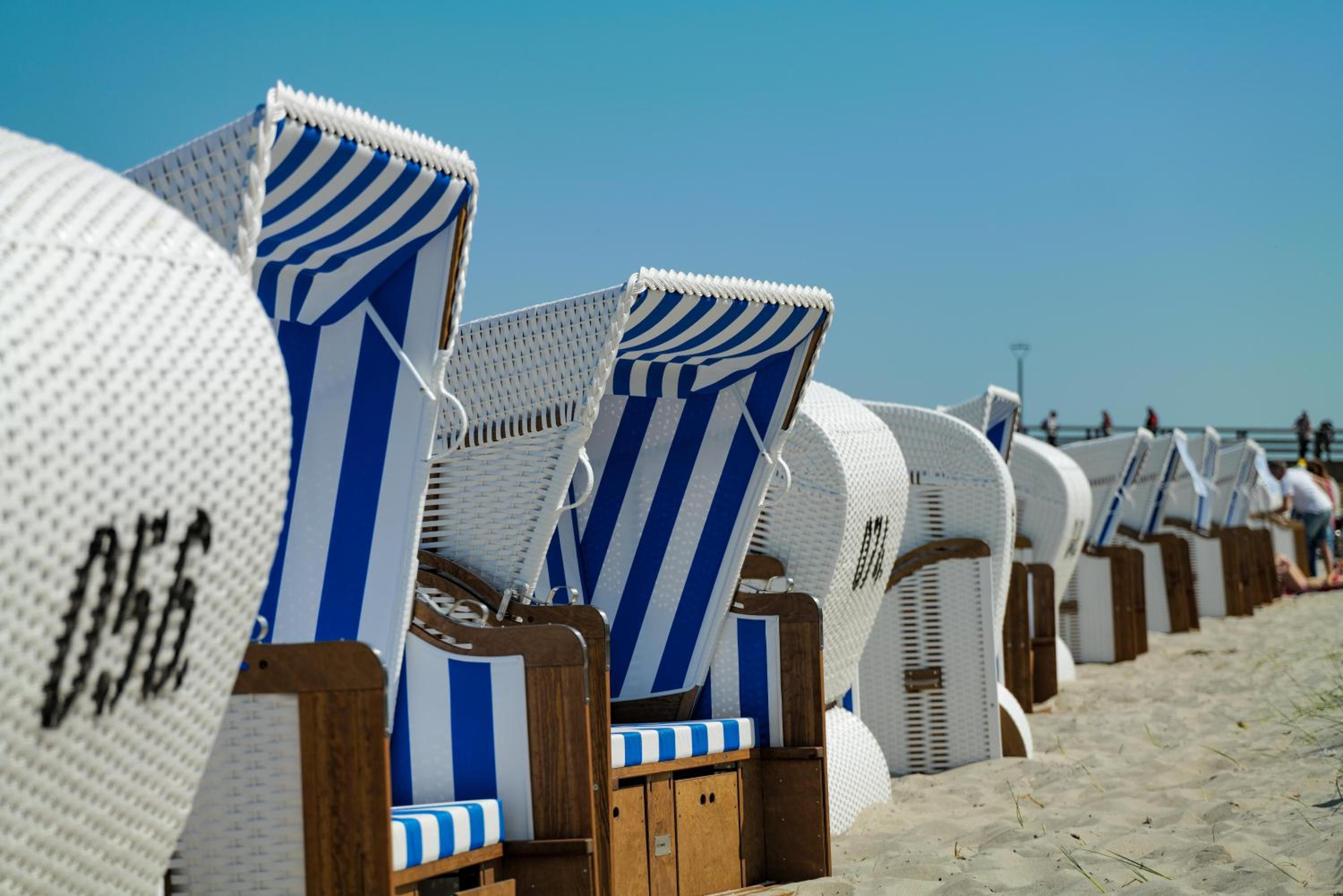 Ferienwohnung Meerfarbig Zingst - HAUSTIERFREI -Balkon - Glasfaser - Parkplatz - Fahrradschuppen - zentral&ruhig - E-Ladesäule - Waschtrockner - Nichtrauch