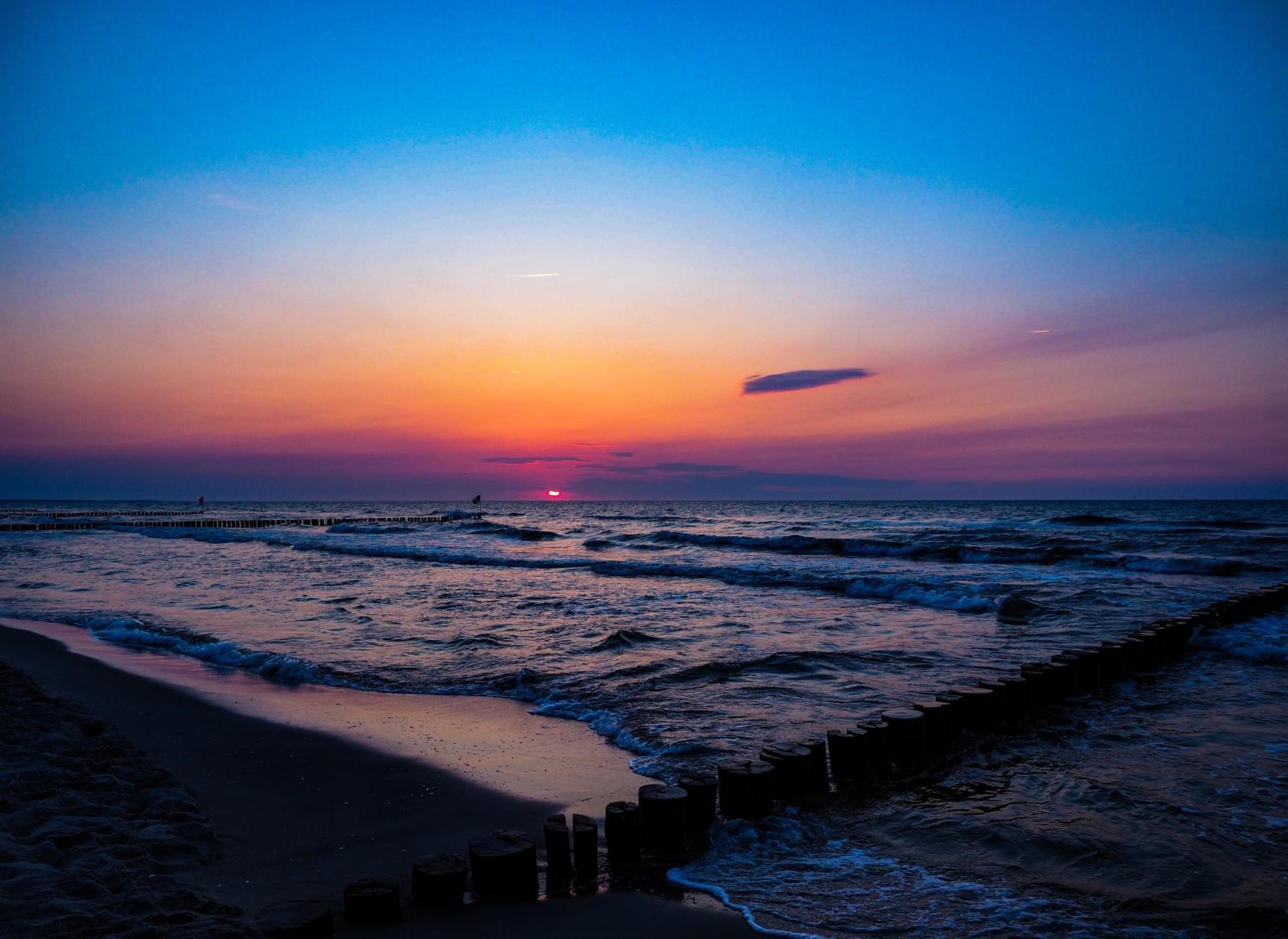 Ferienwohnung Meerfarbig Zingst - HAUSTIERFREI -Balkon - Glasfaser - Parkplatz - Fahrradschuppen - zentral&ruhig - E-Ladesäule - Waschtrockner - Nichtrauch