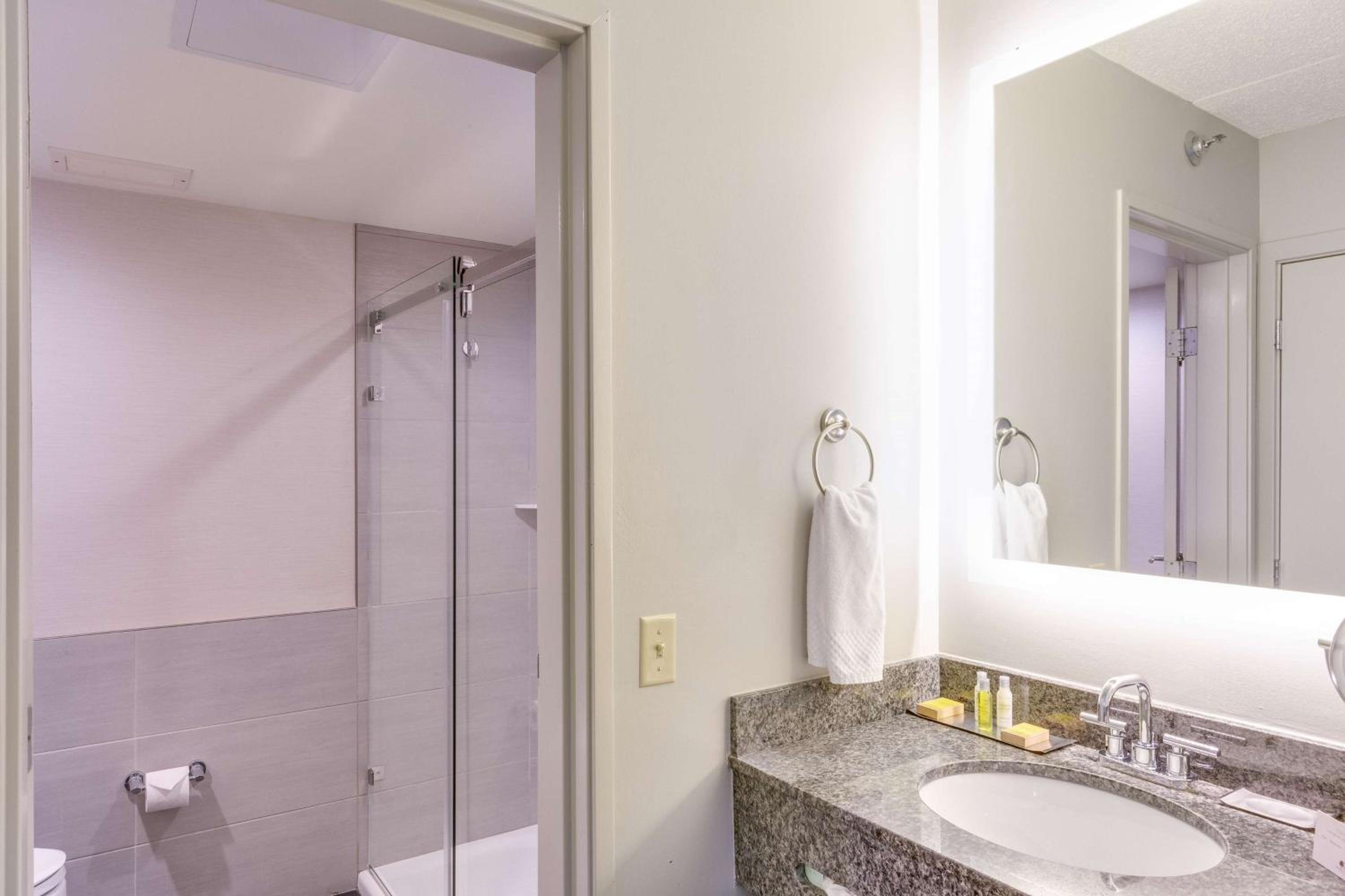 DoubleTree by Hilton Racine Harbourwalk - Property Image 43