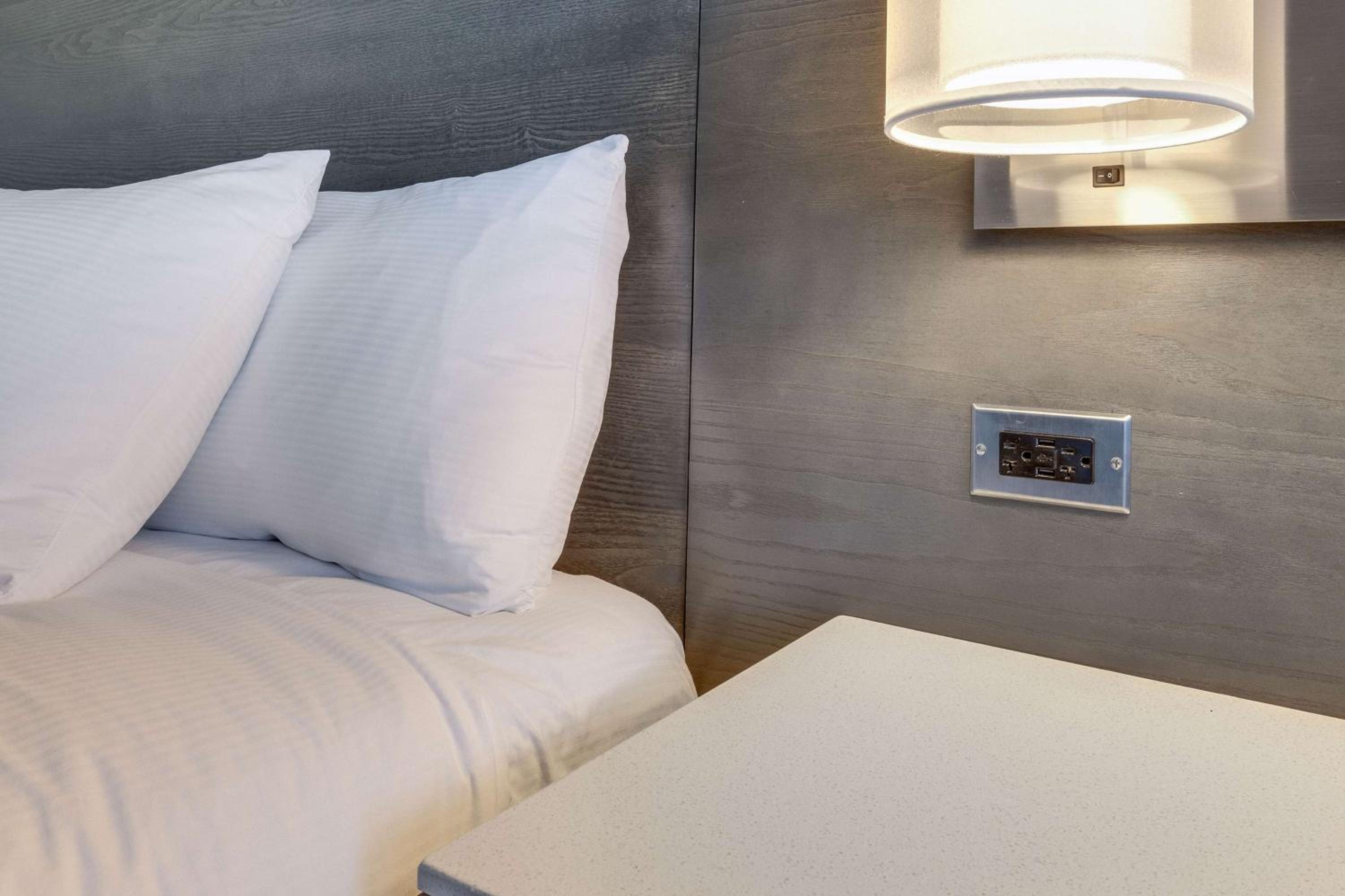 DoubleTree by Hilton Racine Harbourwalk - Property Image 75