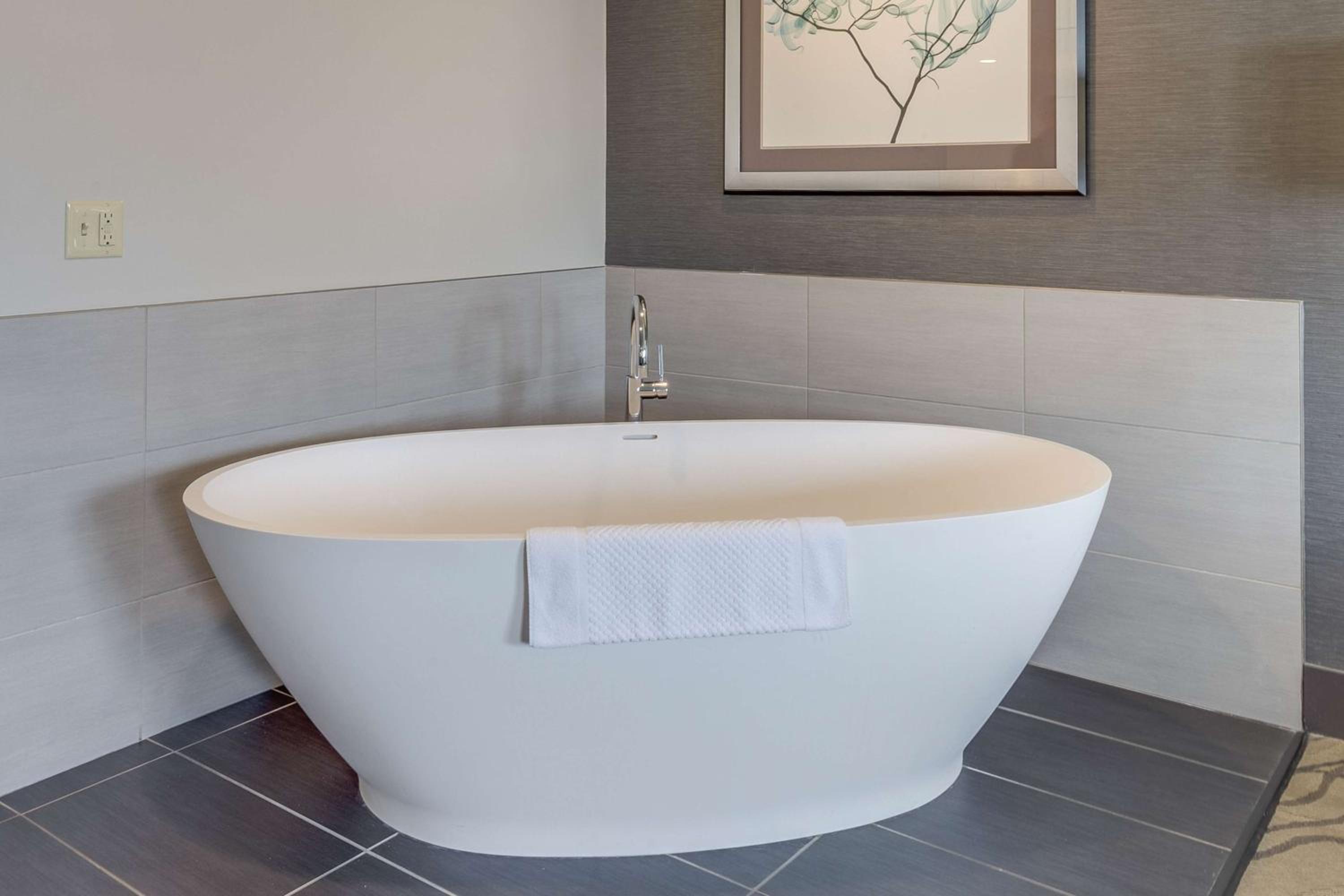 DoubleTree by Hilton Racine Harbourwalk - Property Image 60