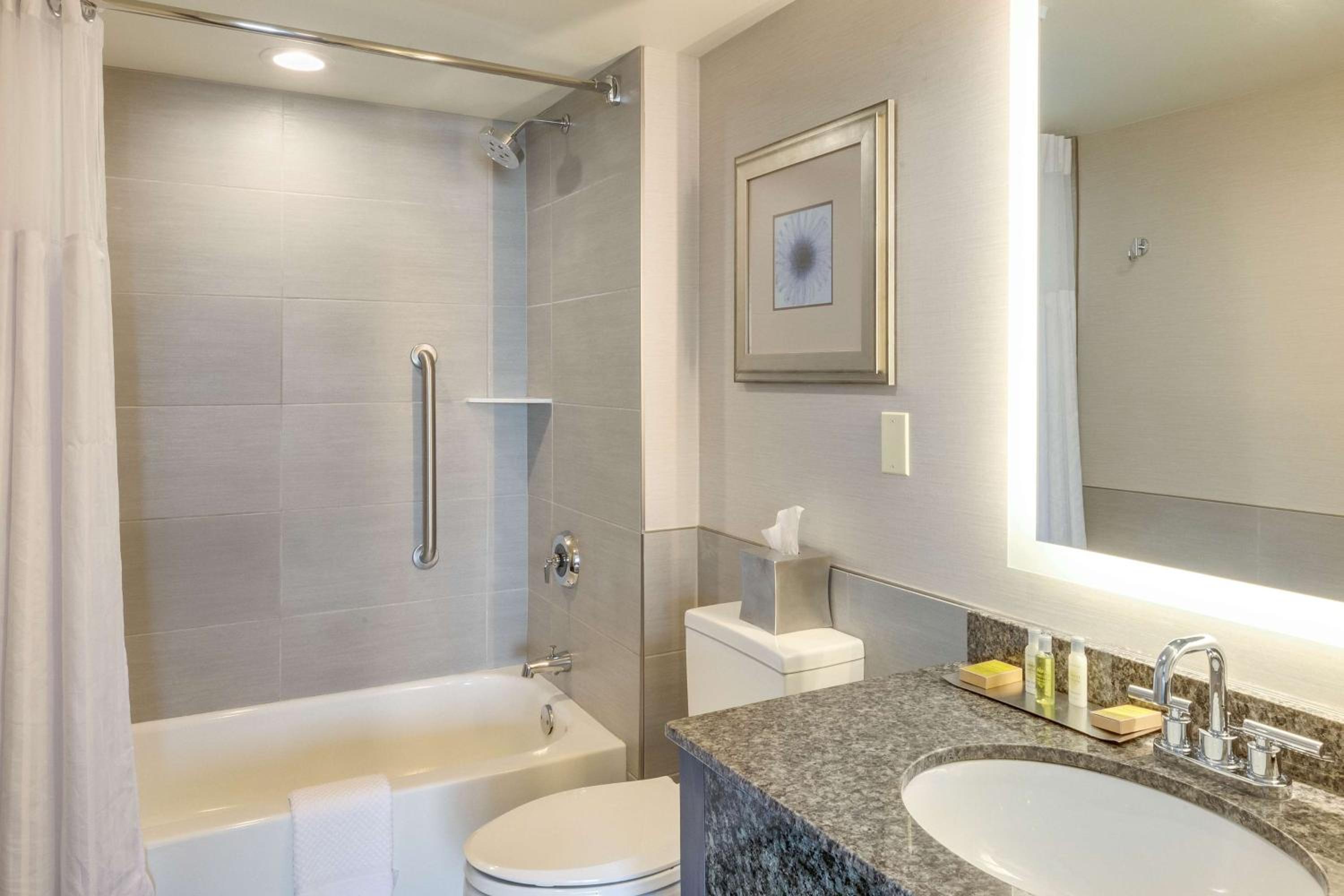 DoubleTree by Hilton Racine Harbourwalk - Property Image 67