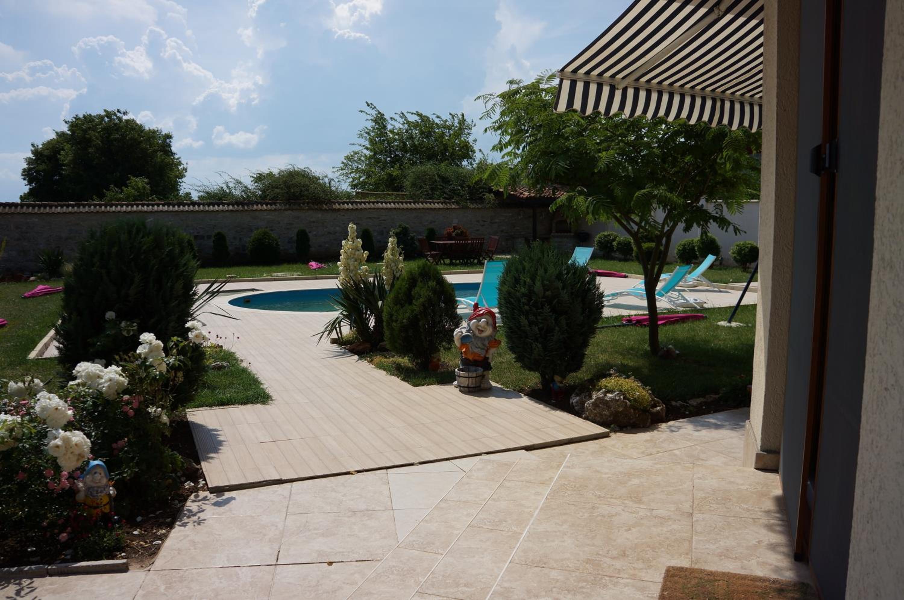 Guest House Golden Flake 4km from Bolata beach