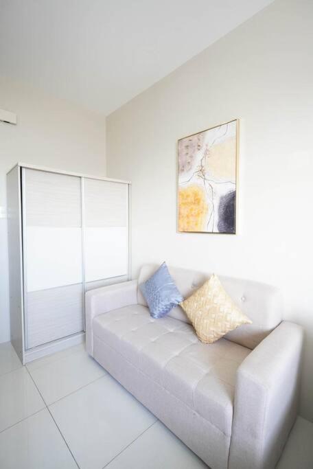 Comfy Studio near Shaw MRT EDSA w/ Wi-Fi & Netflix view 4