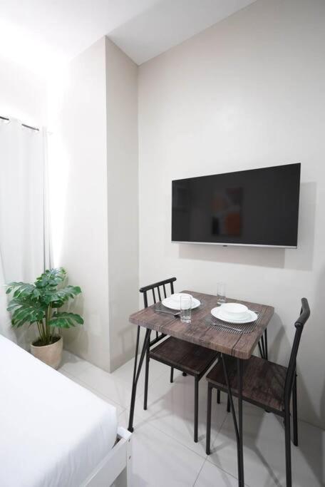 Comfy Studio near Shaw MRT EDSA w/ Wi-Fi & Netflix view 5