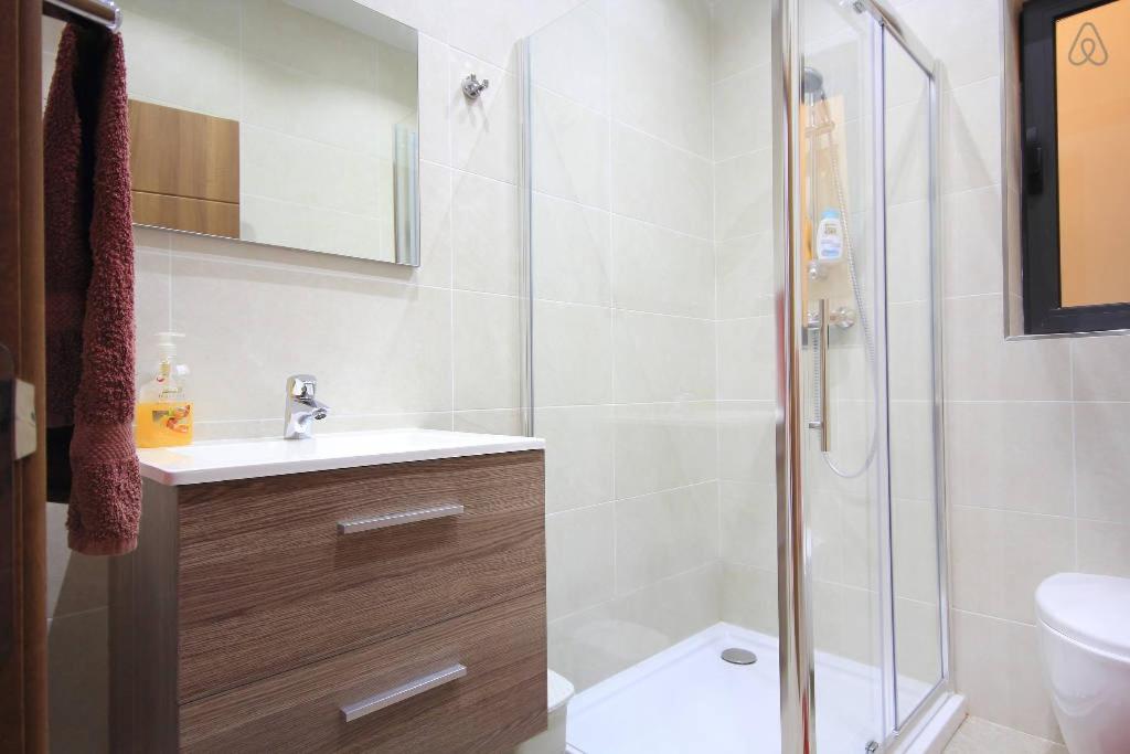 Étoile Court Apt - homey, spacious & private patio view 5