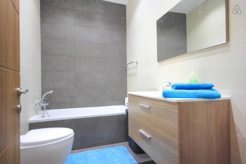 Étoile Court Apt - homey, spacious & private patio view 4