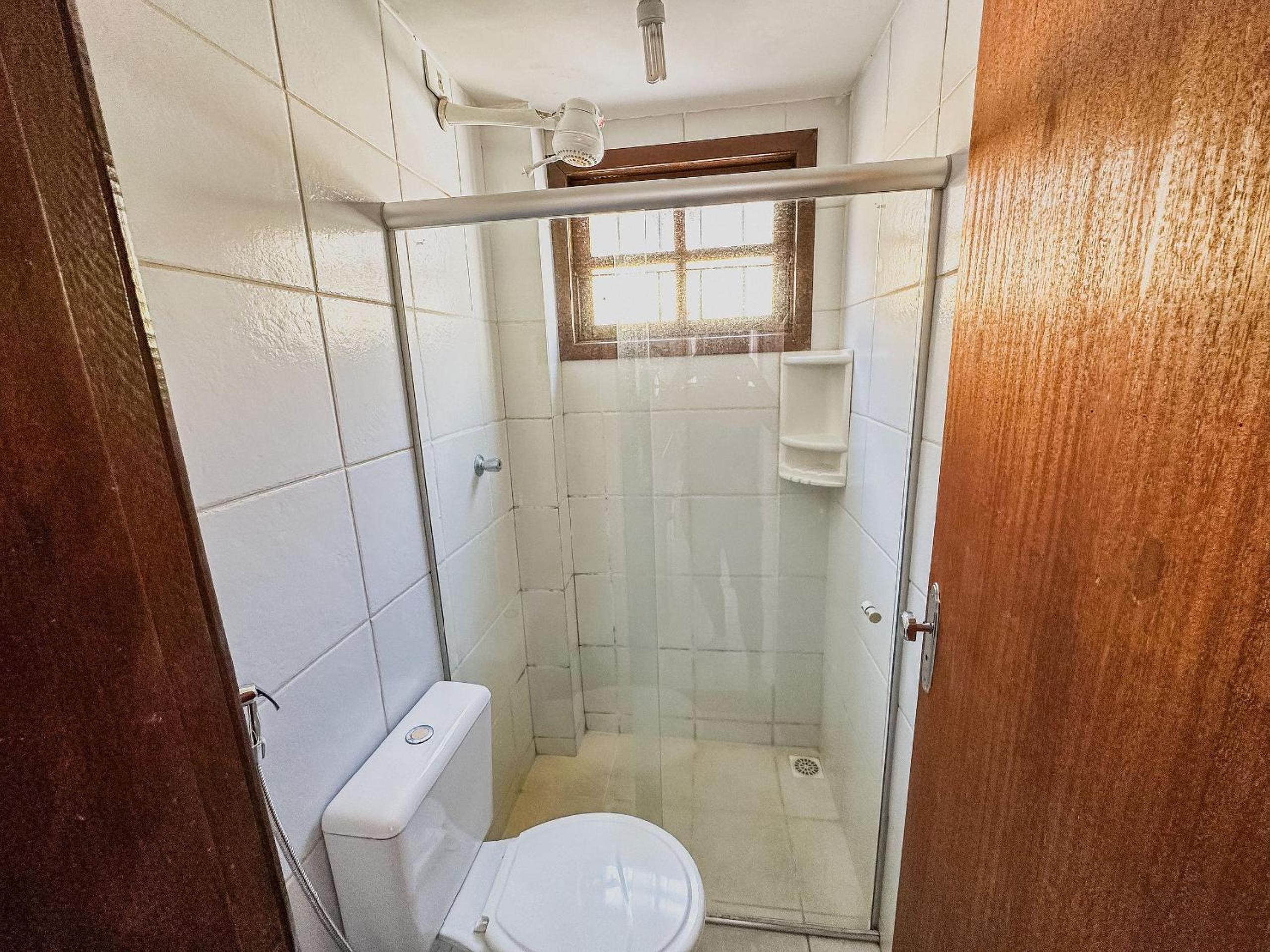 Casas com 2 ou 3 suítes (todas com ar split), com internet privativa 300MBPSno Residencial Nazareth, localizado a aproximadamente 80m da praia de Taperapuã
