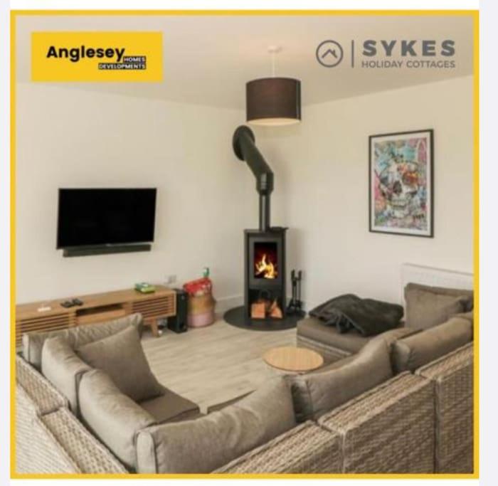 Anglesey sleeps 10 with hot tub view 5
