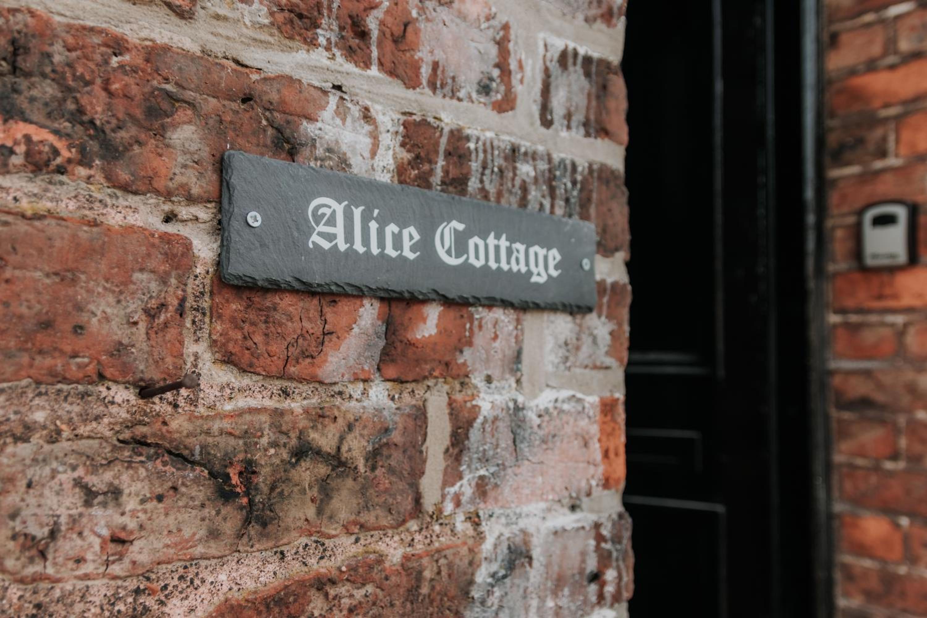 Alice - spacious 3 bedroom house contractor accommodation