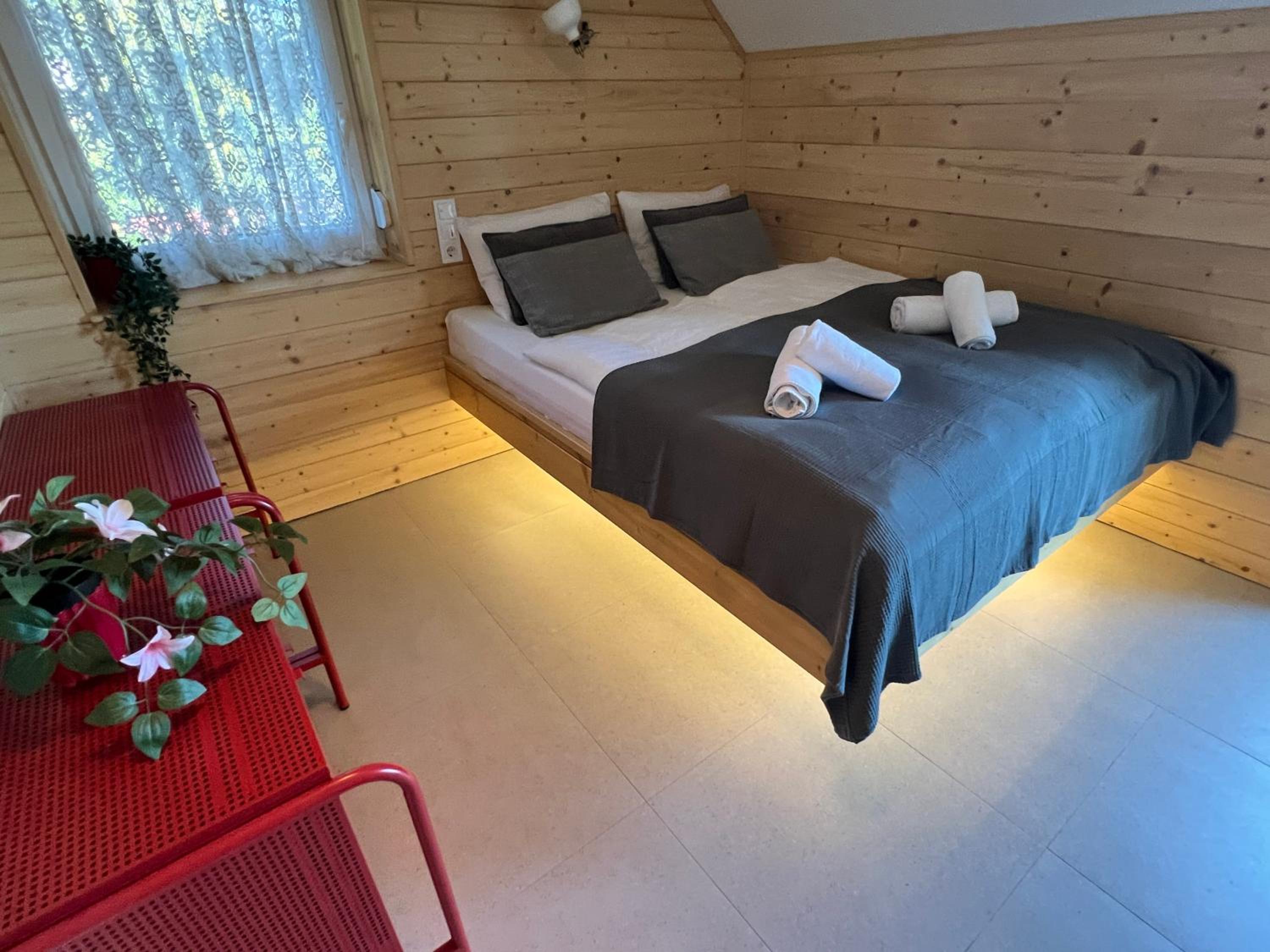 NEON Apartman Csopak Balaton, large botanical garden, bicycles, pet&family friendly, outside kitchen,
