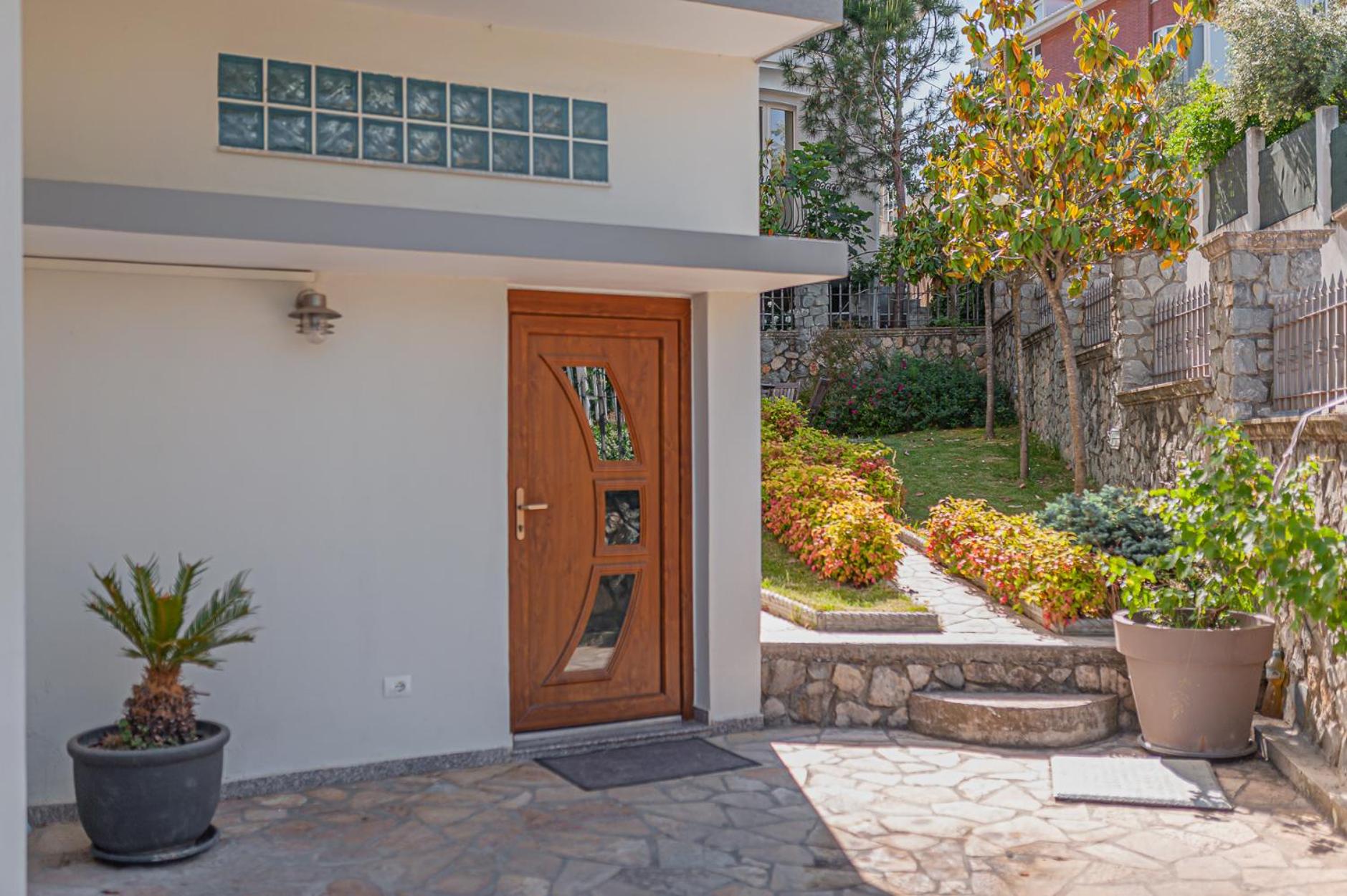 Green Oasis Apartment
