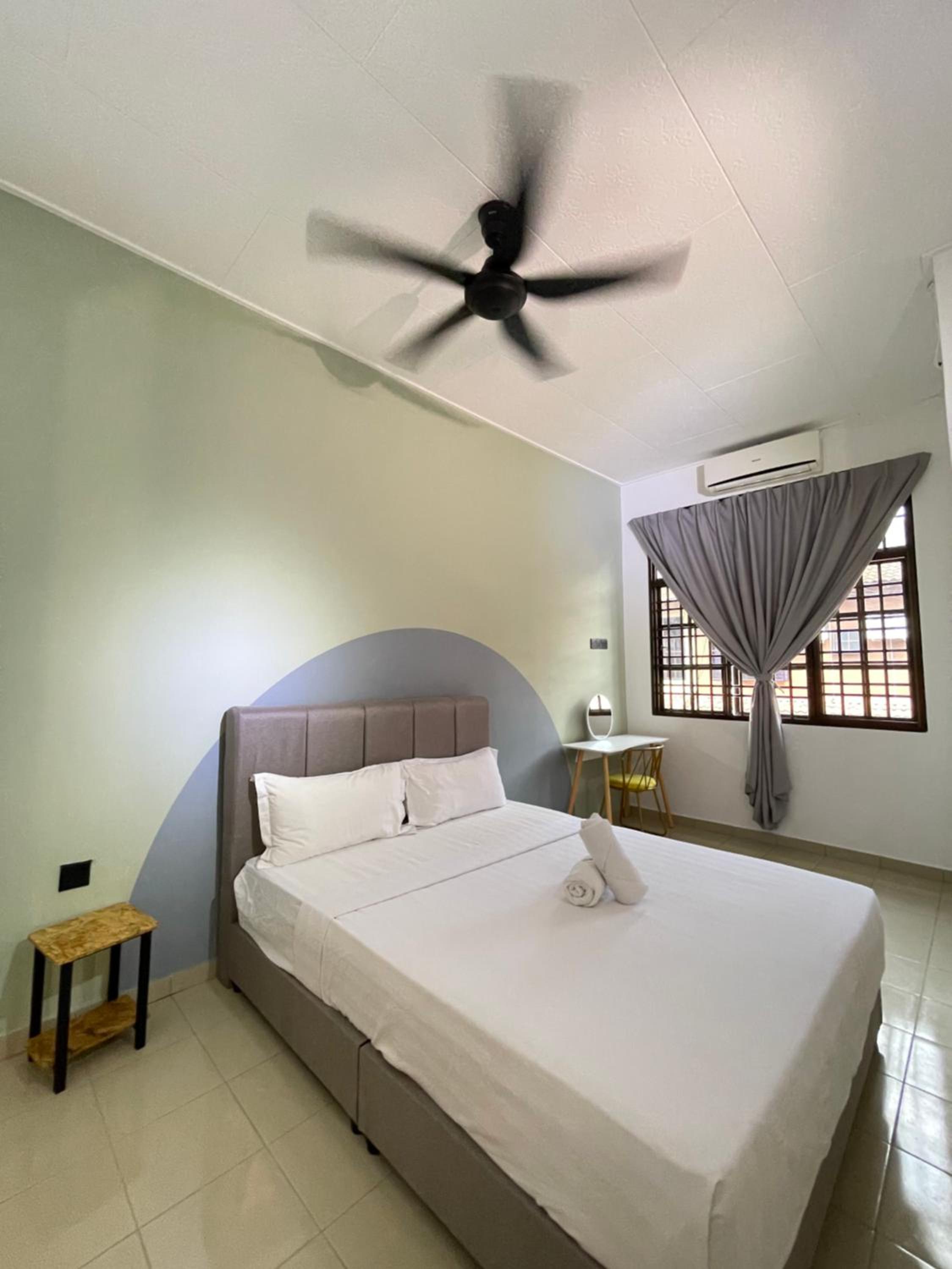Unique 4 Bedrooms House, Few mins to Town by Mr Homestay view 4