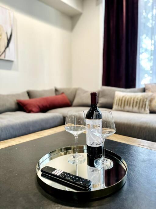 Chicago Vacations - NEW! Spacious Art Deco Modern 5 BD/3BA Condo - Property Image 2