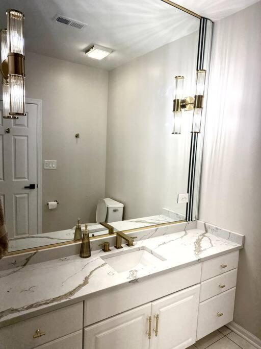 Chicago Vacations - NEW! Spacious Art Deco Modern 5 BD/3BA Condo - Property Image 5