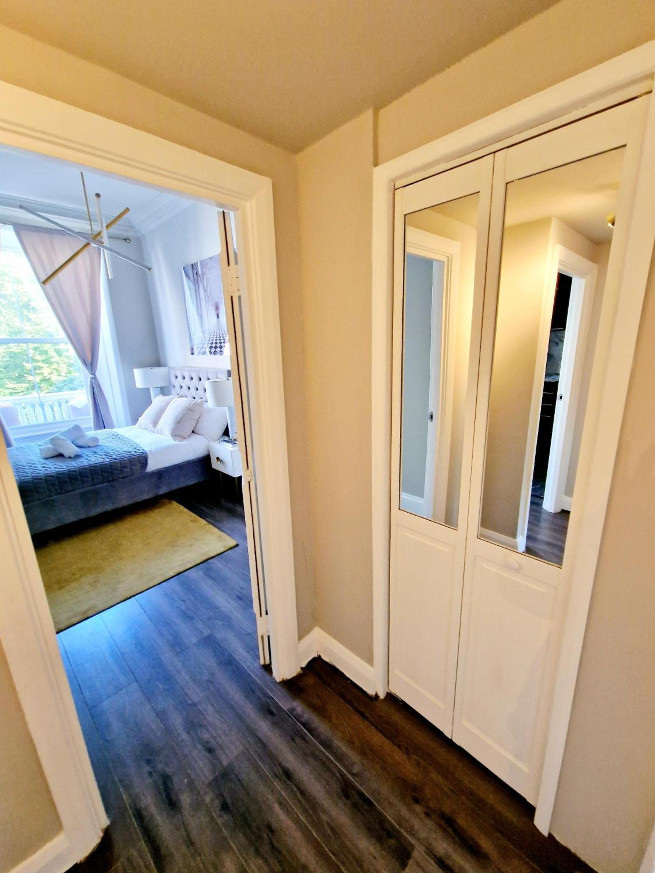 Stylish & Cosy Hyde Park Home by Tube Metro Stations with Elevator - Lift