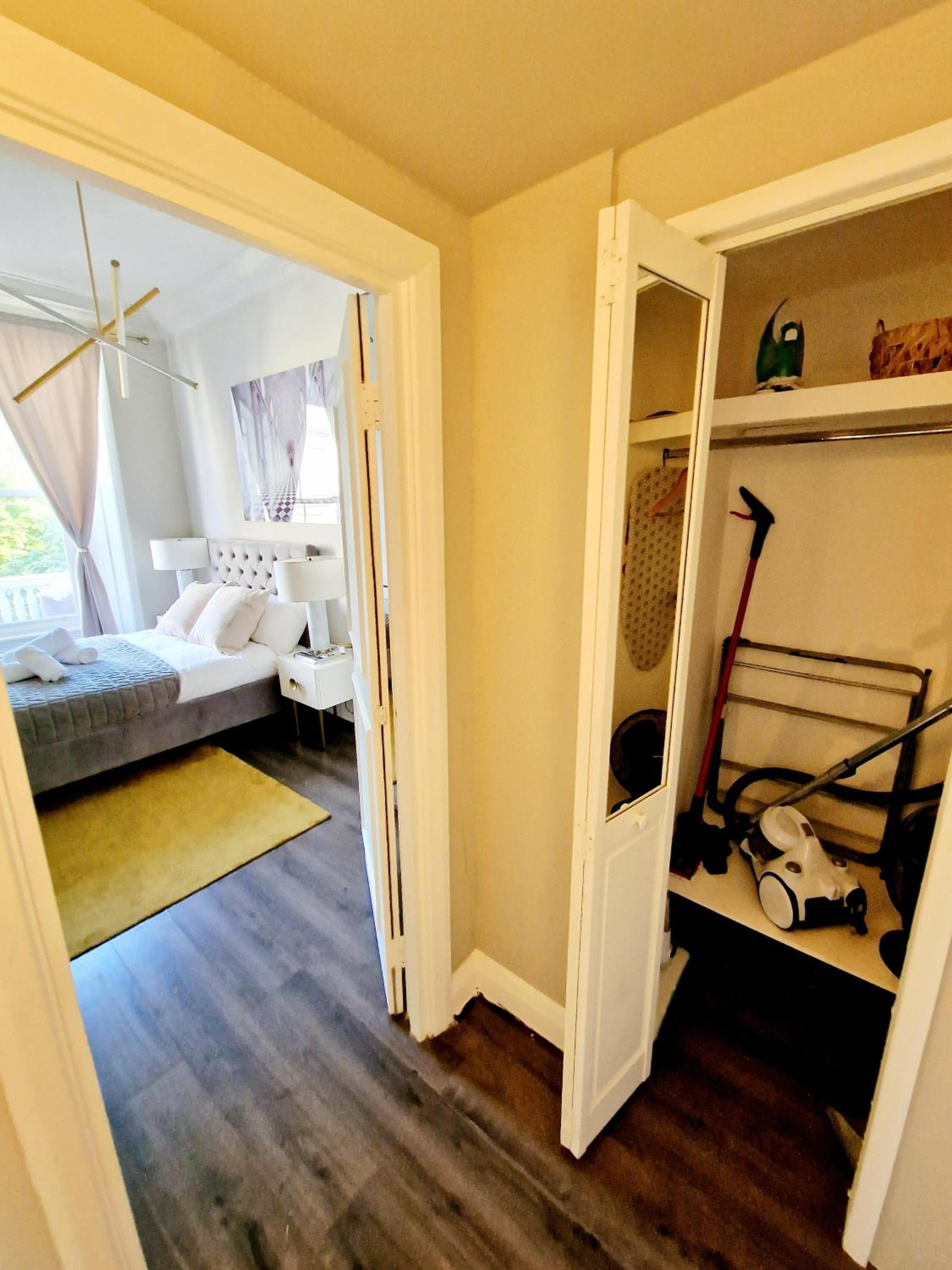 Stylish & Cosy Hyde Park Home by Tube Metro Stations with Elevator - Lift