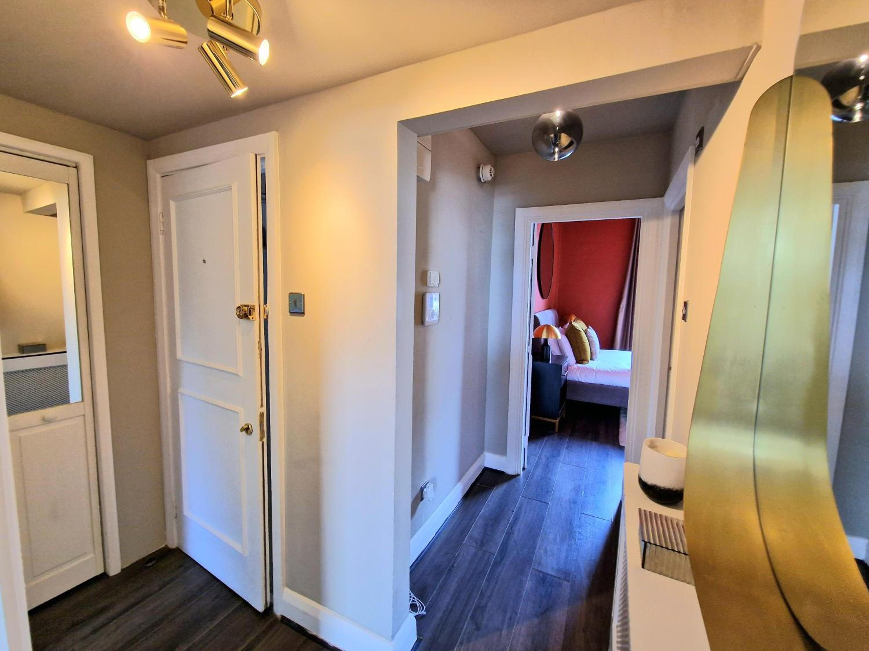 Stylish & Cosy Hyde Park Home by Tube Metro Stations with Elevator - Lift