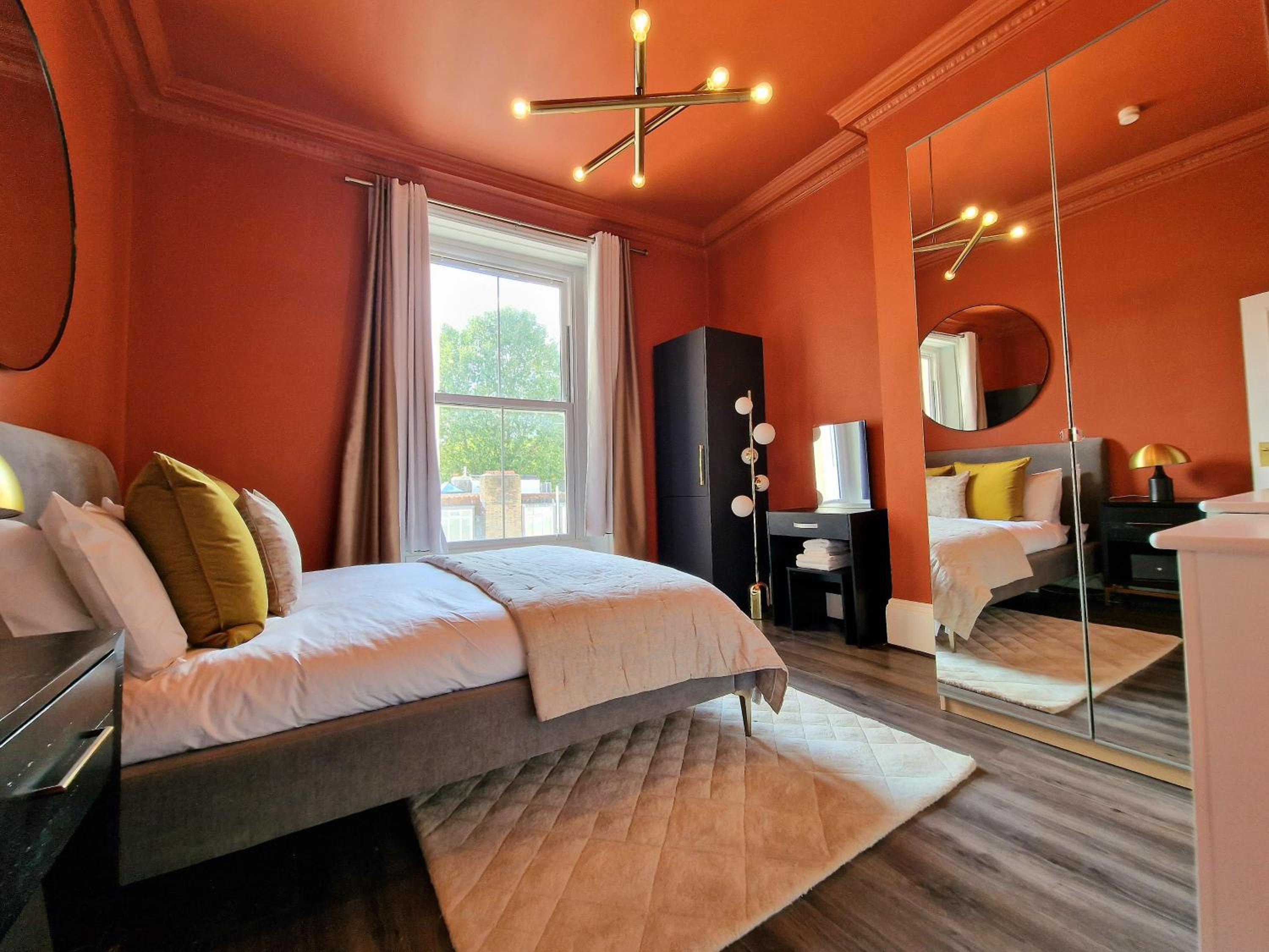 Stylish & Cosy Hyde Park Home by Tube Metro Stations with Elevator - Lift