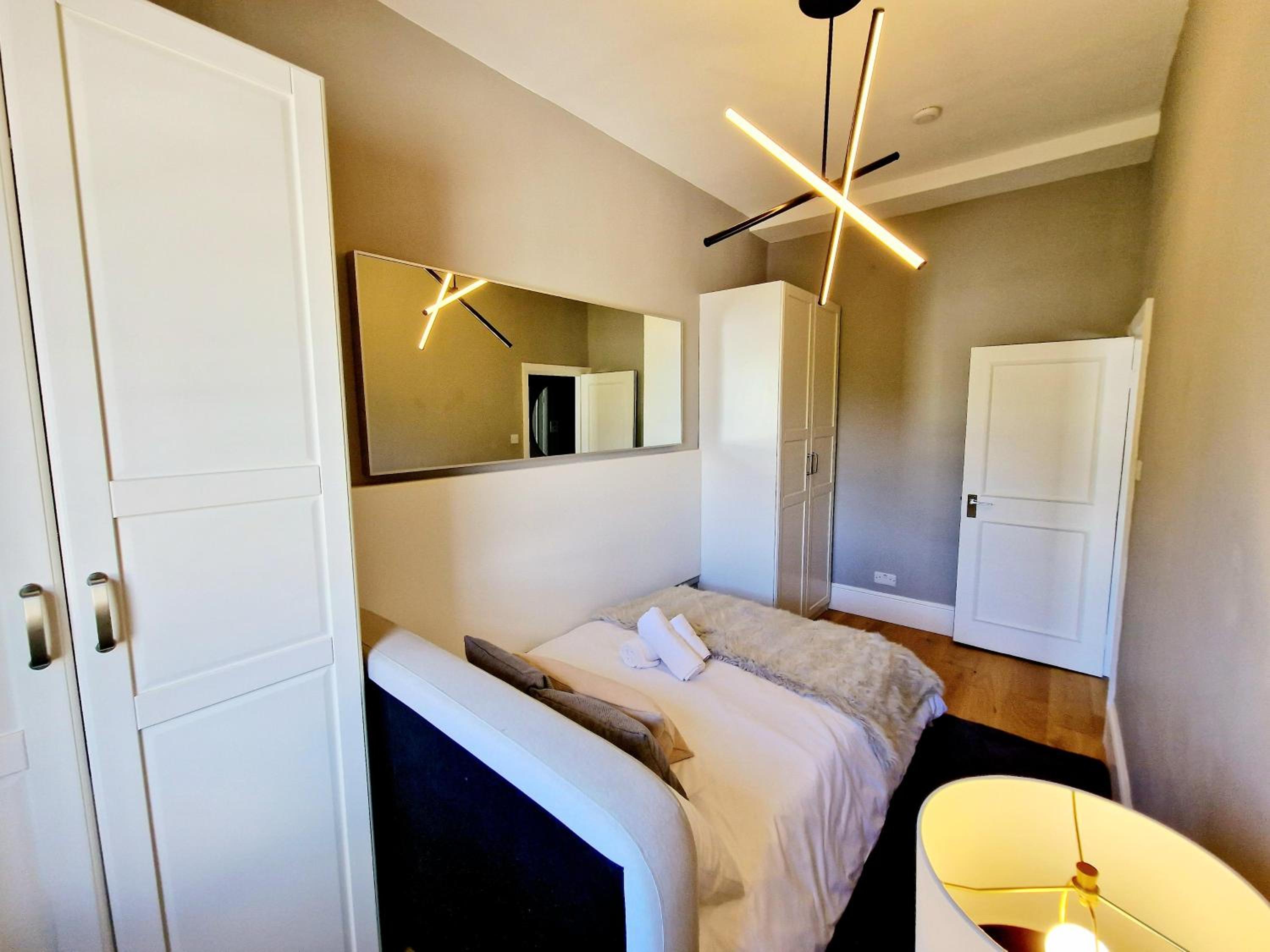 Gorgeous Hyde Park Home with Elevator Access by Tube Metro Stations