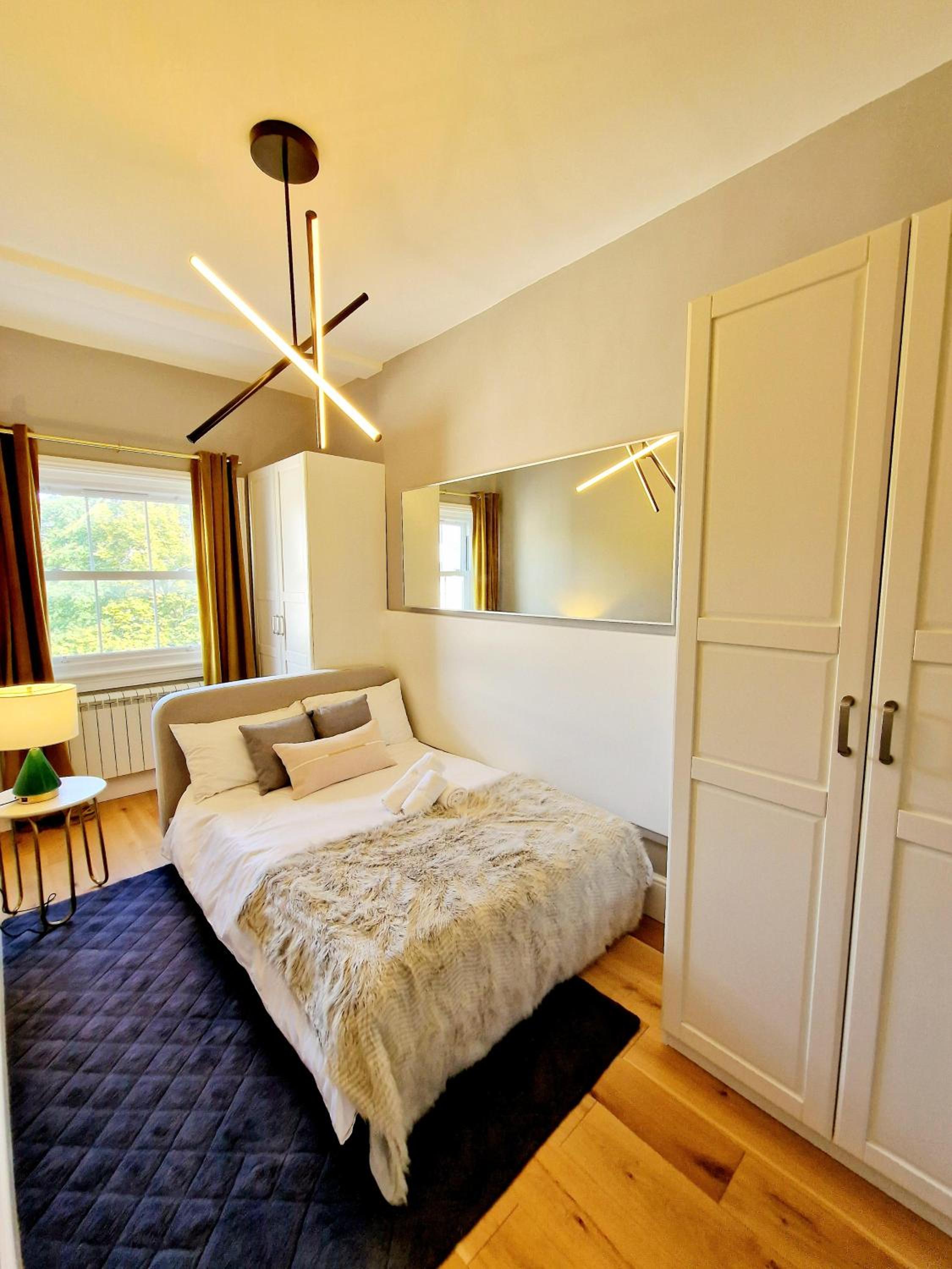 Gorgeous Hyde Park Home with Elevator Access by Tube Metro Stations