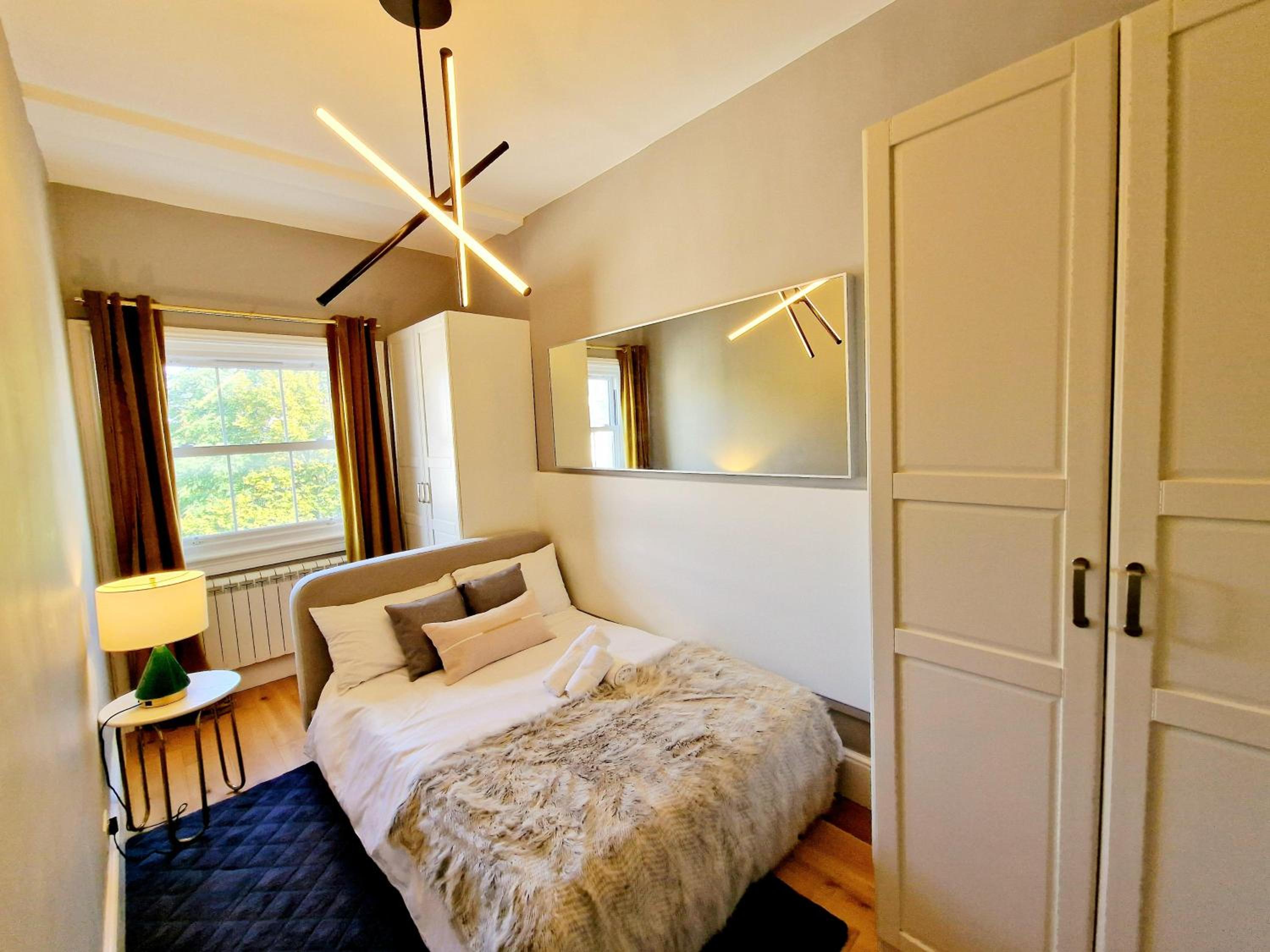 Gorgeous Hyde Park Home with Elevator Access by Tube Metro Stations