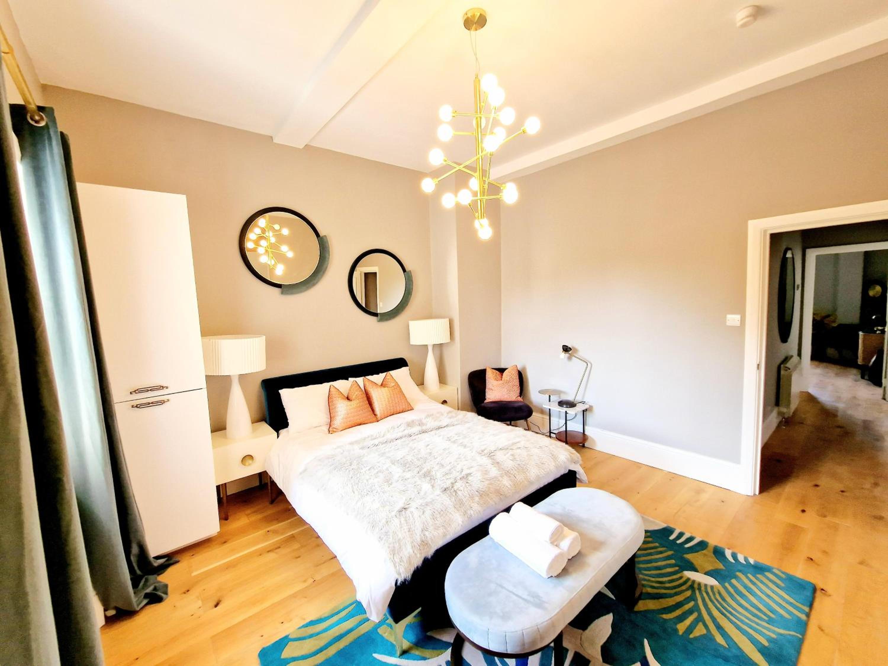 Gorgeous Hyde Park Home with Elevator Access by Tube Metro Stations