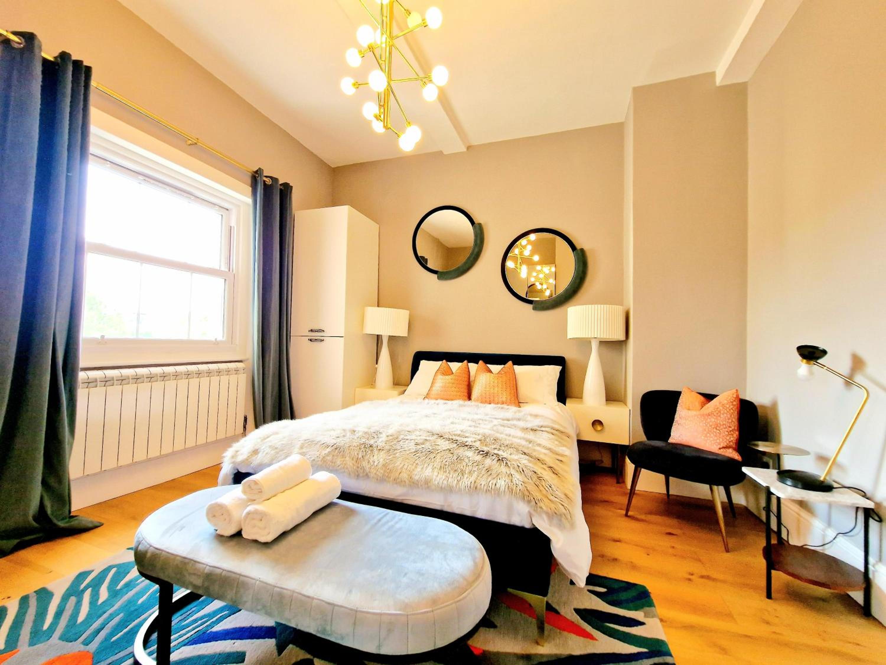 Gorgeous Hyde Park Home with Elevator Access by Tube Metro Stations