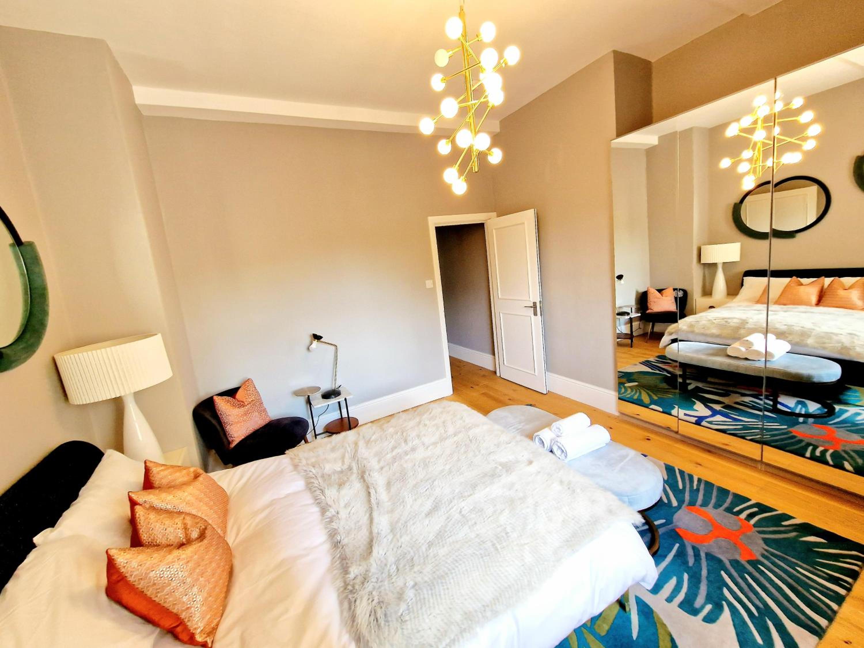 Gorgeous Hyde Park Home with Elevator Access by Tube Metro Stations