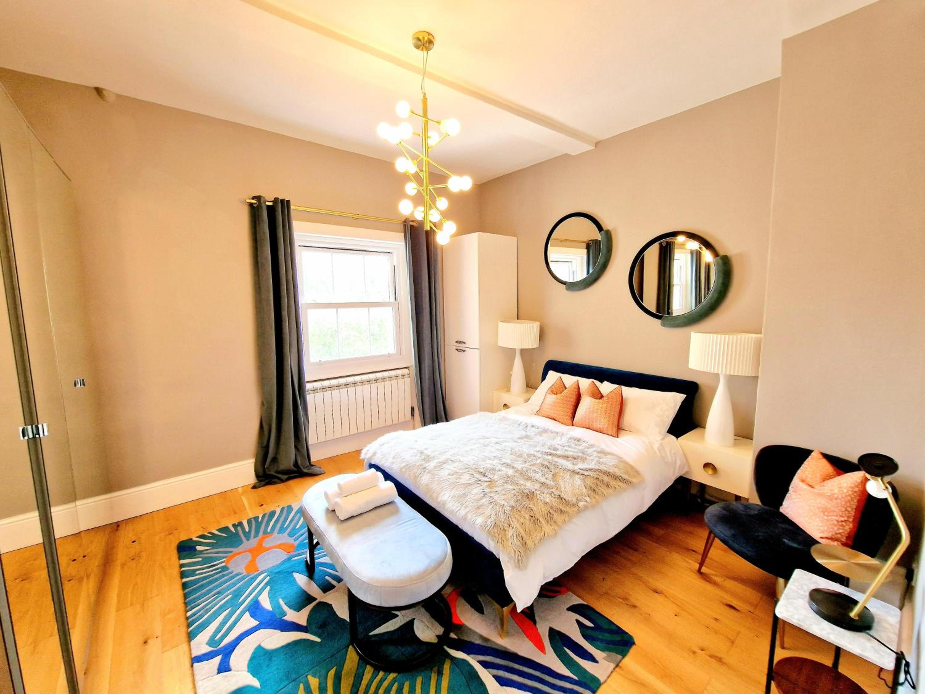 Gorgeous Hyde Park Home with Elevator Access by Tube Metro Stations